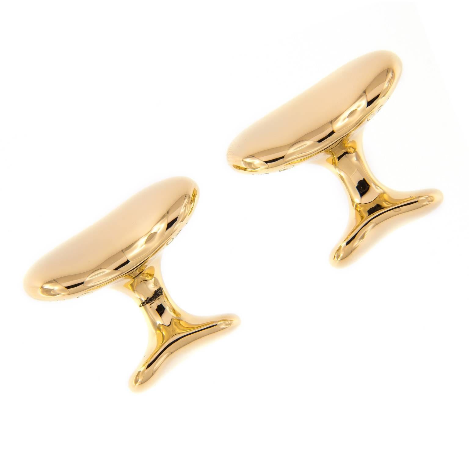 The iconic bean design by Elsa Peretti represents
the origin of all things. Cufflinks are heavy weight and highly polished 18k yellow gold. Weight 20.6 grams.

Marked: Tiffany & Co. and Elsa Peretti