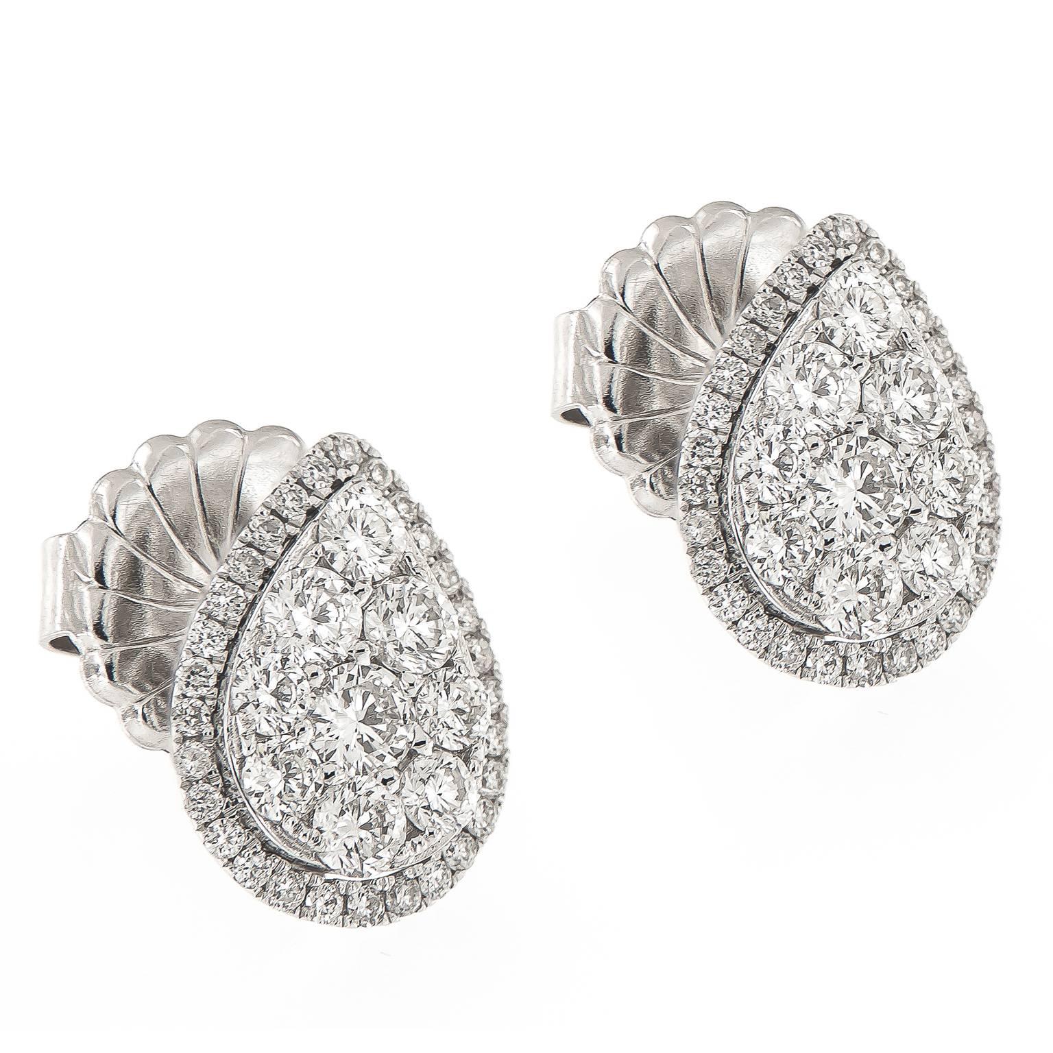 Make your special occasion sparkle with these 14k white gold pear-shaped diamond cluster earrings. Pear cluster is enhanced with a diamond halo.
Diamonds 1.39 cttw