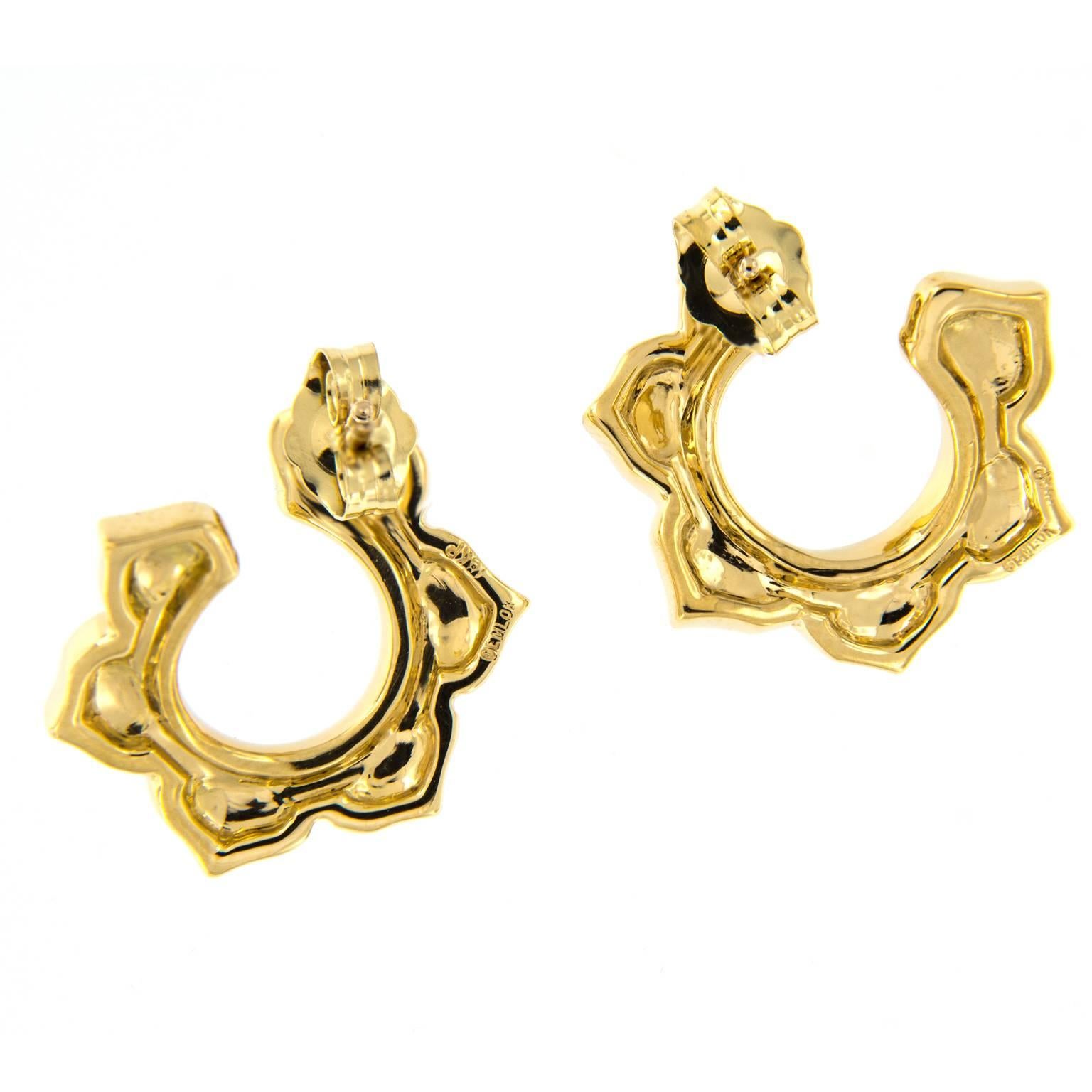 How warm are these contemporary sun design earrings from Gemlok of New York? They are expertly crafted in 18k yellow gold with a slight twist to them for interest & depth.
Approximate diameter 16 mm.

Marked Gemlok