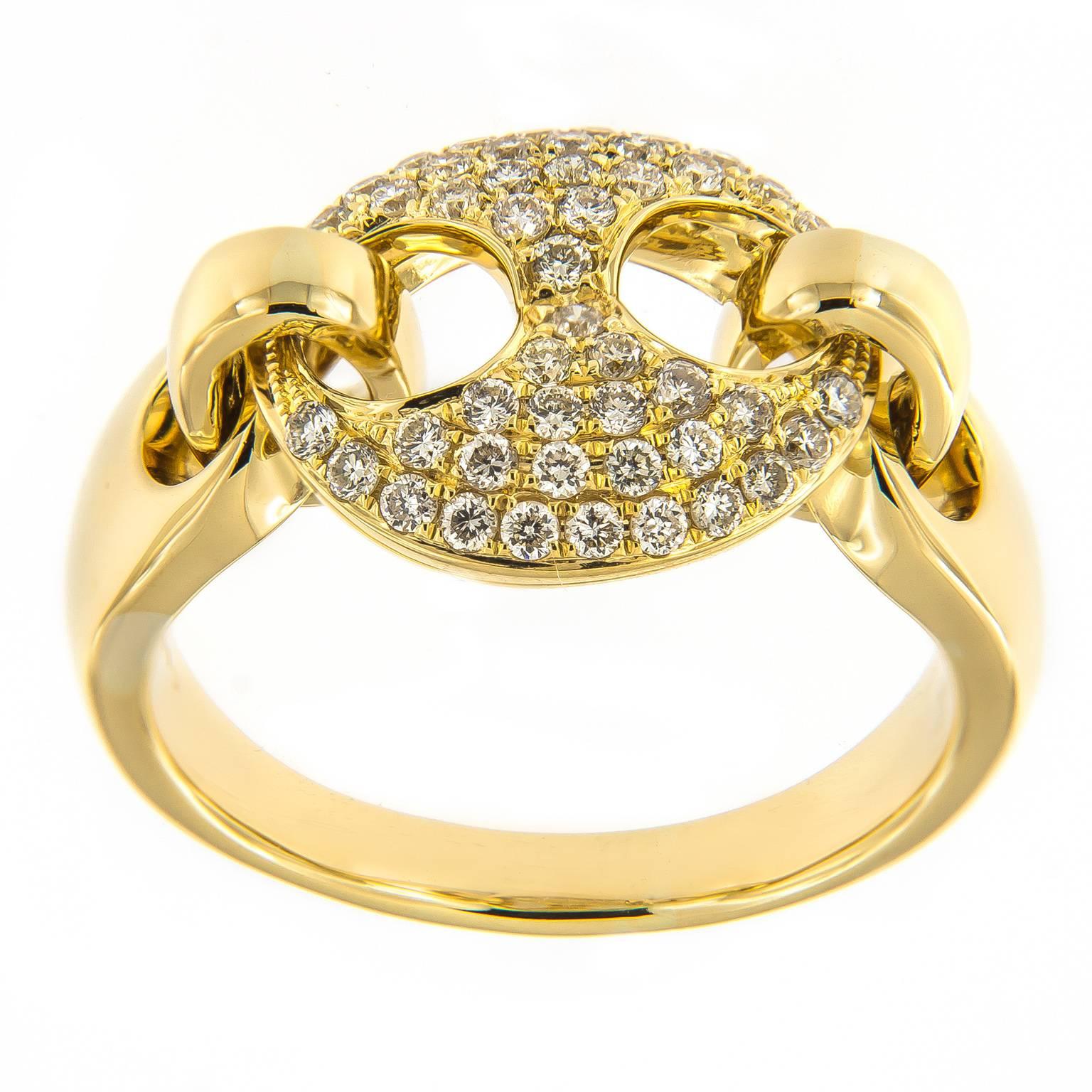 Setzen Sie ein atemberaubendes Statement mit diesem Ring aus 18 Karat Gelbgold, in dessen Mittelpunkt ein ikonisches, mit einem halben Karat feiner Diamanten besetztes, bewegliches Glied im Gucci-Stil steht. Das Uhrwerk fängt das Funkeln der