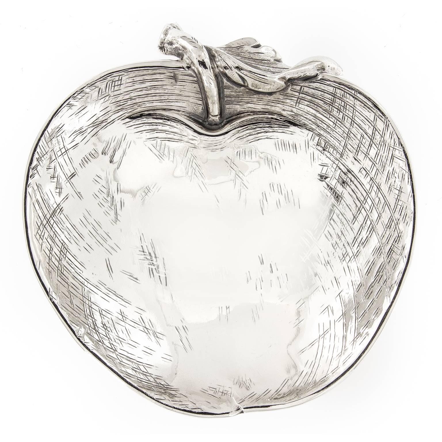 Lovely Apple dish in sterling silver by Buccellati of italy. 3.25 in x 3.25 in.

Marked Buccellati Italy.