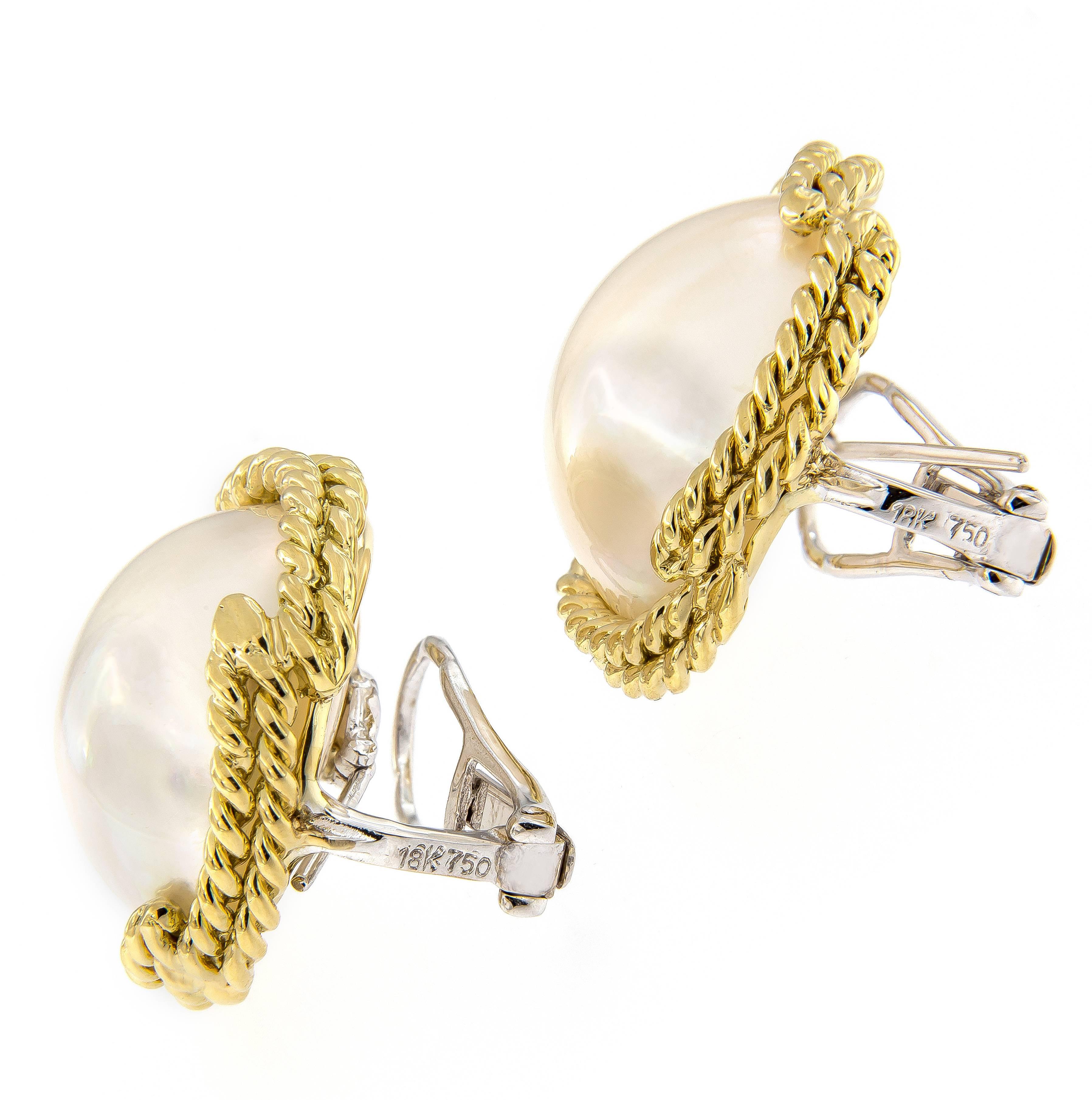 Mabe Pearl clip earrings with a double twisted rope design of 18k yellow gold.
Weigh 22.3 grams. Diameter 25 mm .