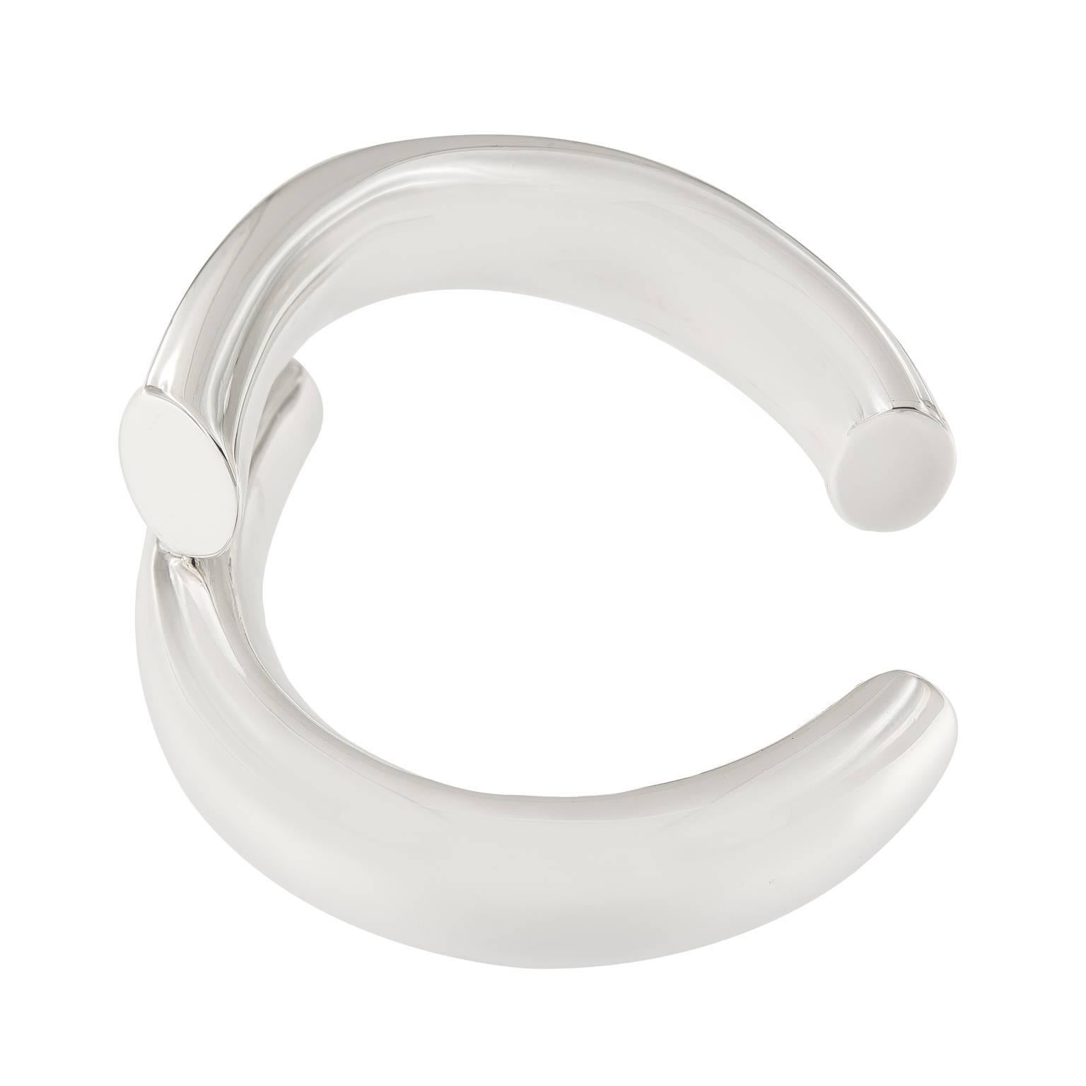 The bold shape of this sleek tubular cuff is the perfect finishing touch to any look. Weighs 37.6 grams.

MarkedThe bold shape of this sleek tubular cuff is the perfect finishing touch to any look. Weighs 37.6 grams.

Marked Tiffany & Co.