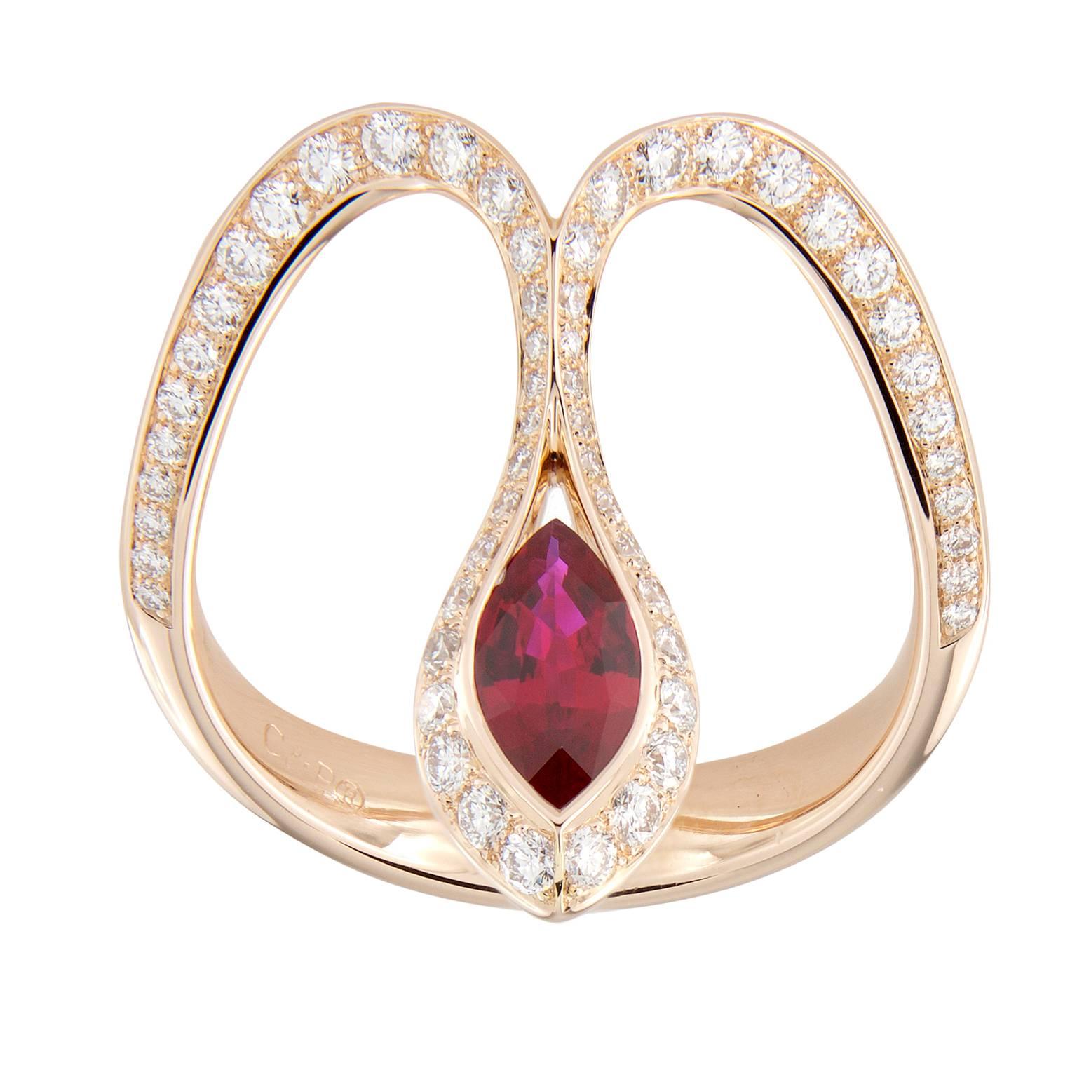 Baenteli’s Royales Collection is inspired by drops of light, dew and precious stones. This expertly crafted ring of 18k yellow gold features a marquise 