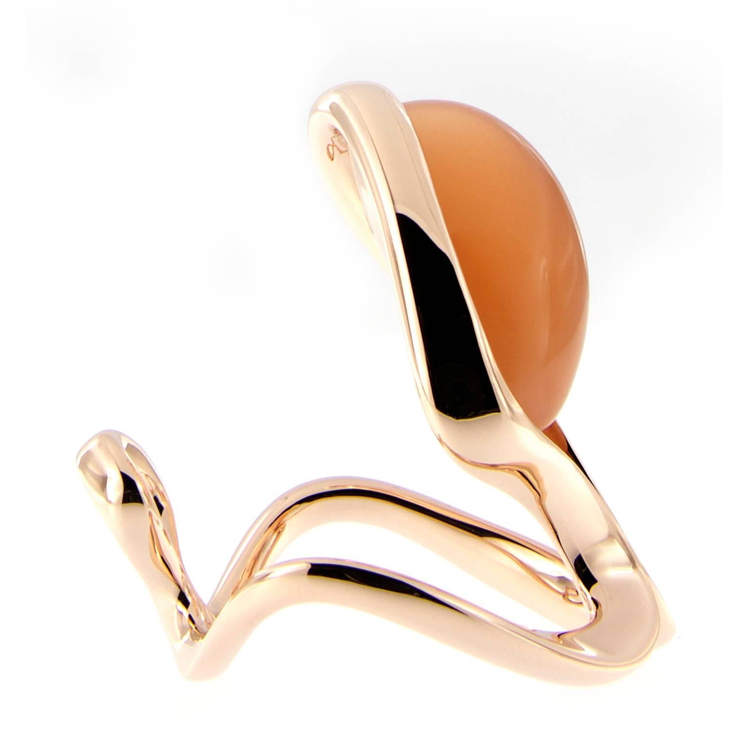 This beautifully crafted ring by Baenteli features a cabochon honey moonstone set in a graceful fluid design in 18k rose gold. Weighs 12.1 grams. 
Ring Size 6.5. Marked Baenteli.

Moonstone 8.30 ct