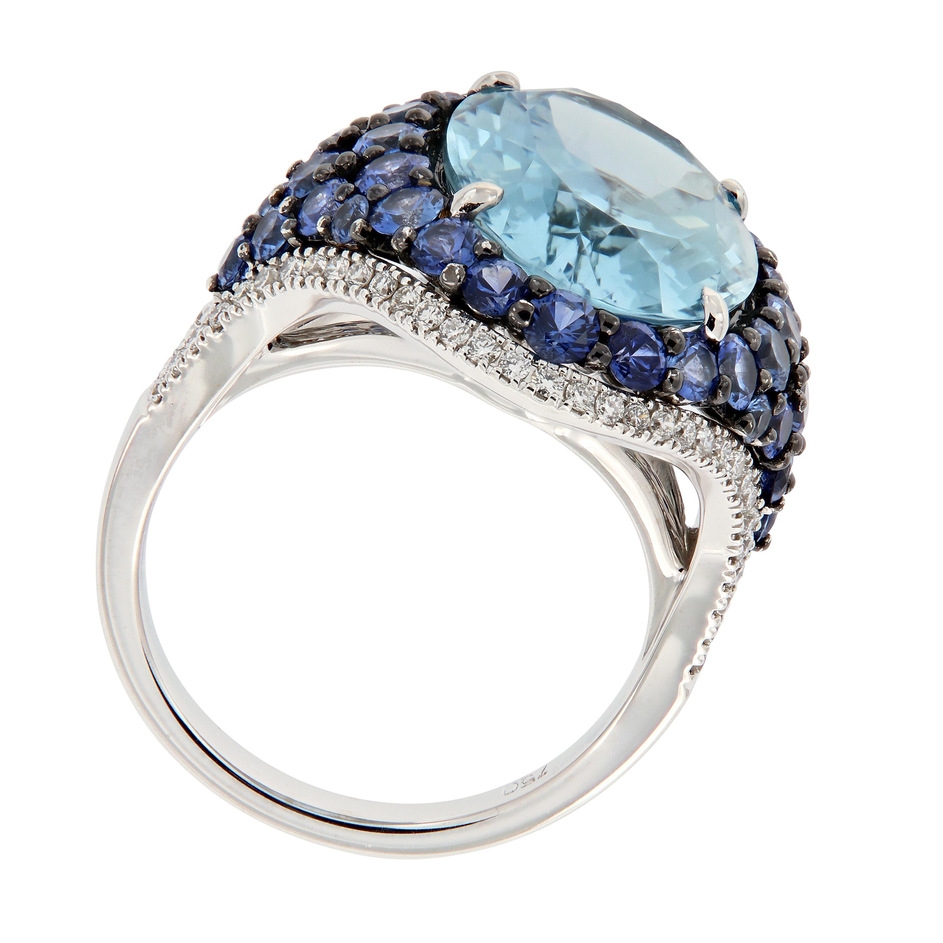 Dieser atemberaubende Cocktailring ist eine wunderschöne Kombination aus verschiedenen Blautönen! Im Mittelpunkt des Rings steht ein ovaler Aquamarin, der mit blauen Saphiren und Diamanten besetzt ist. Wiegt 9,9 Gramm. Ringgröße 6,25.

Aquamarin