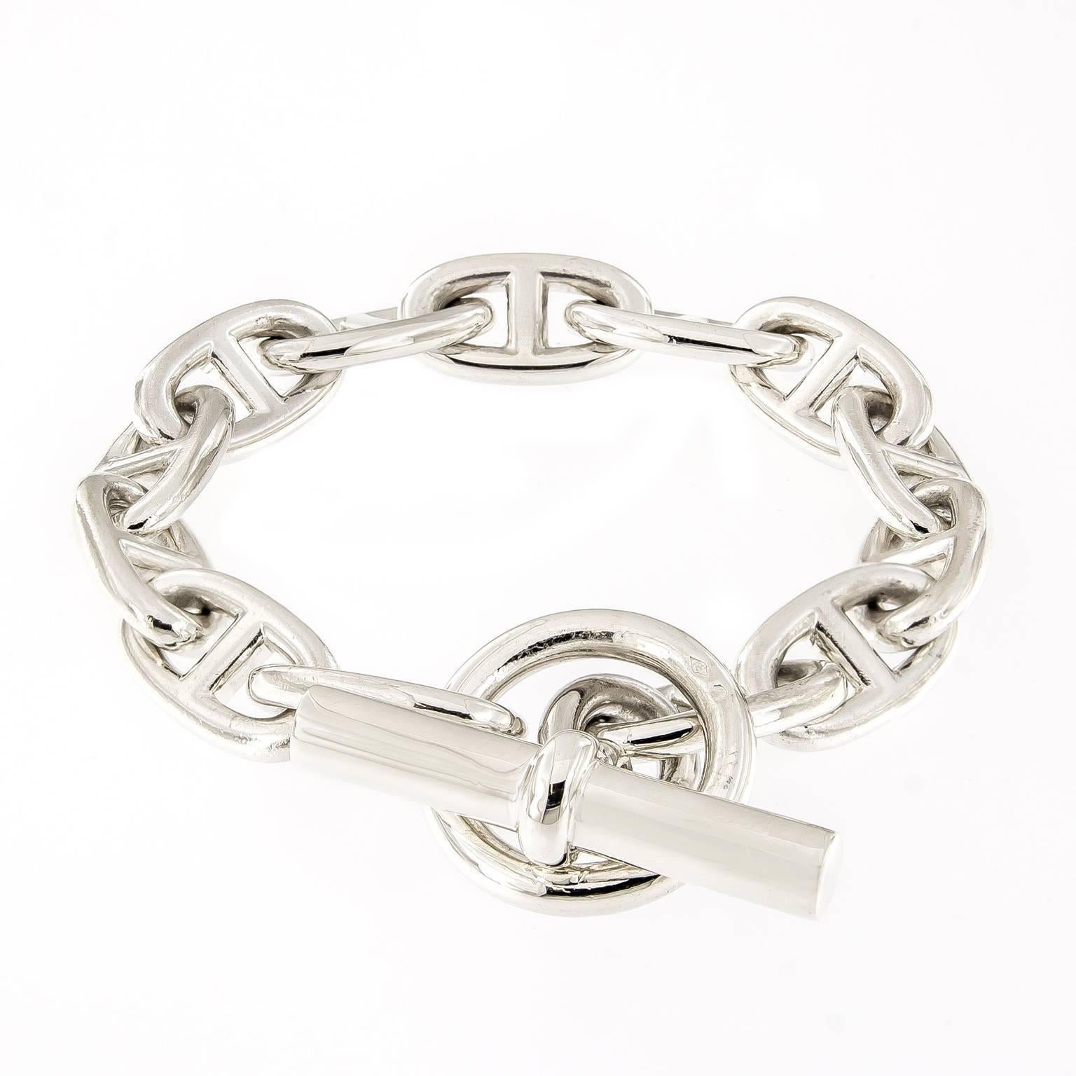 Classic anchor link design inspired from the anchor chains of large naval vessels. Crafted in sterling silver with a toggle clasp. 8 in Long (20.32 cm)

Marked Hermes