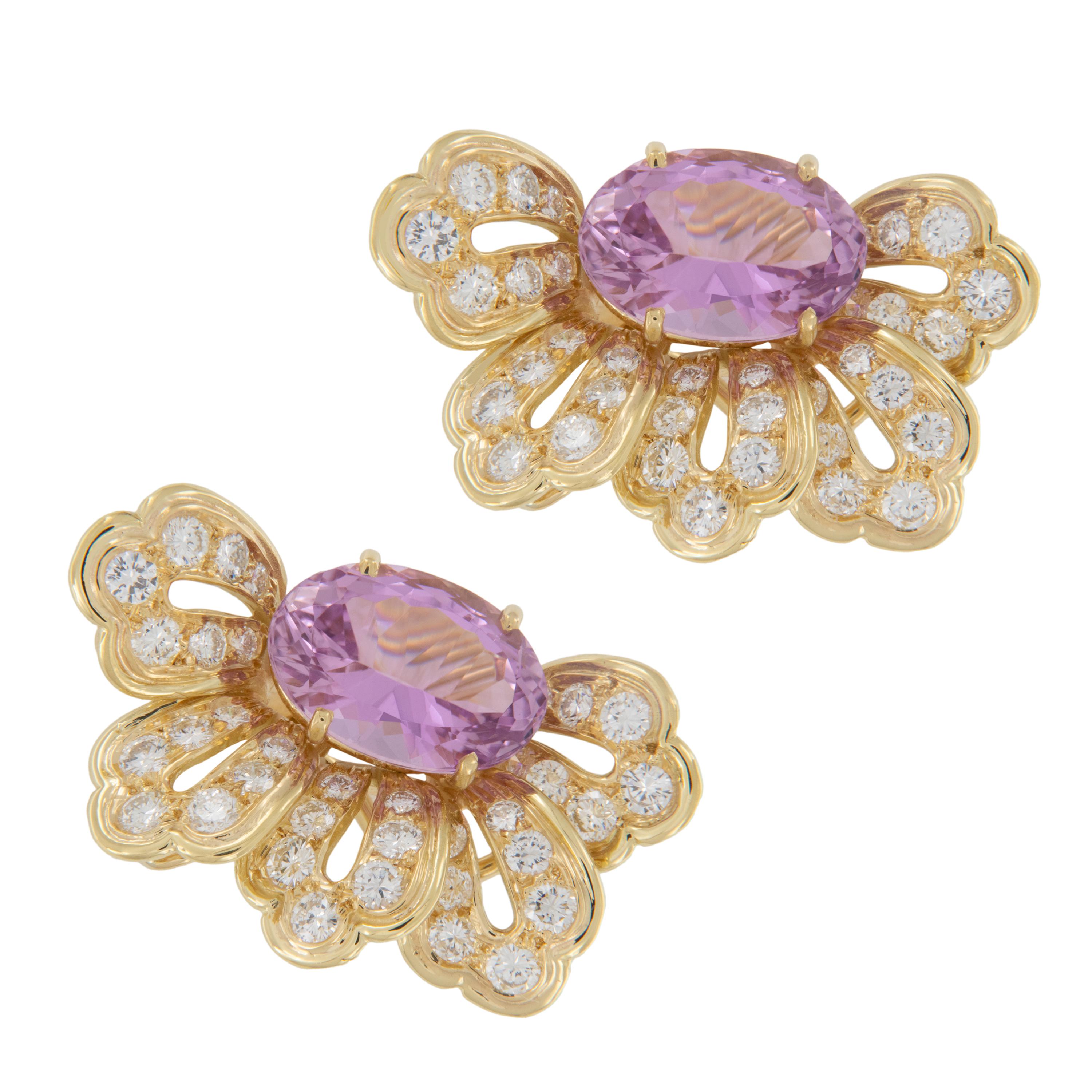 Emis Beros était un créateur et fabricant de bijoux primé. Sa carrière a débuté sous la direction du célèbre joaillier M. Harry Winston à New York. Quelques années après avoir travaillé pour lui, elle a affiné son art de la bijouterie et s'est