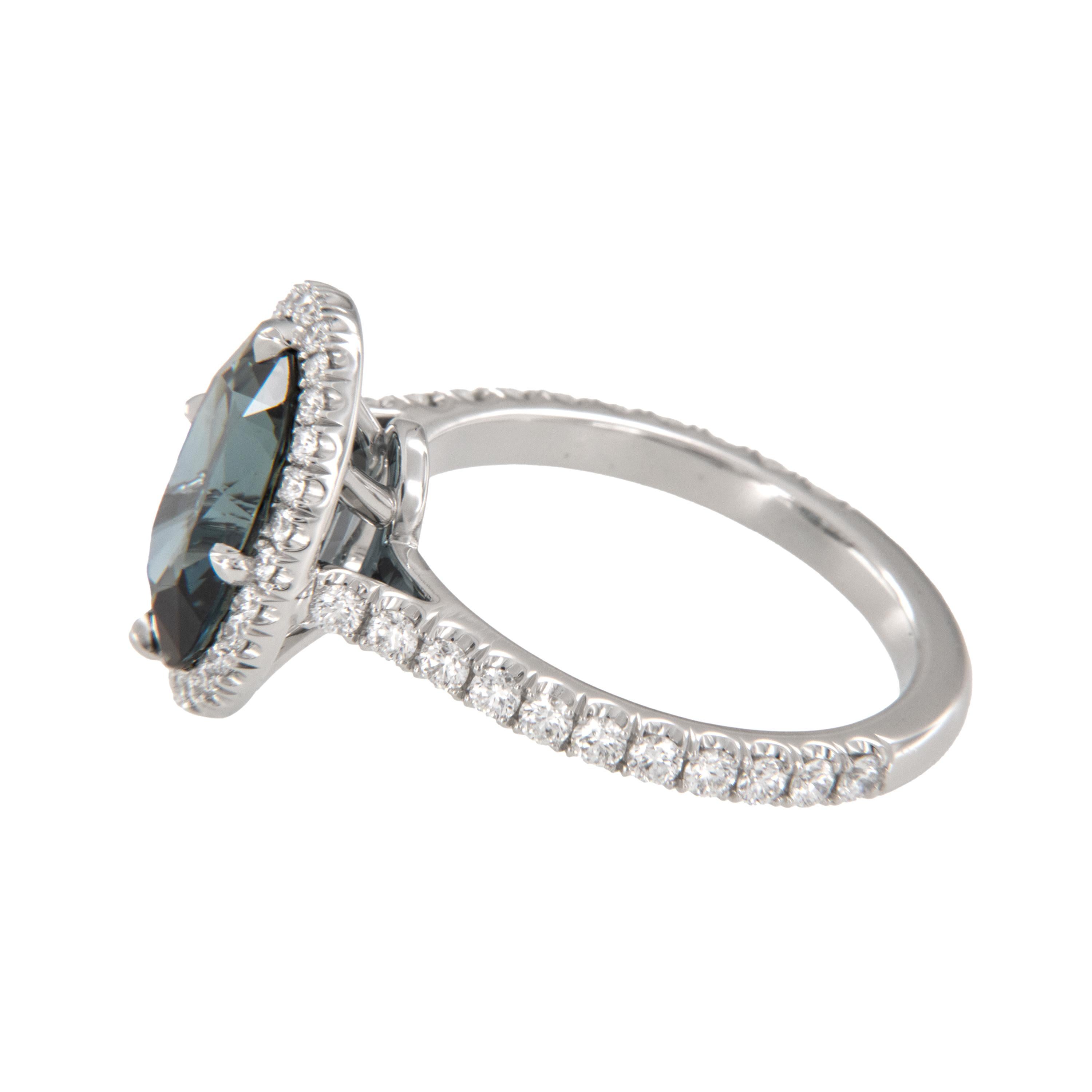 Taille ovale Bague en platine, bleu persan, saphir GIA et diamant, fabriquée à la main en vente