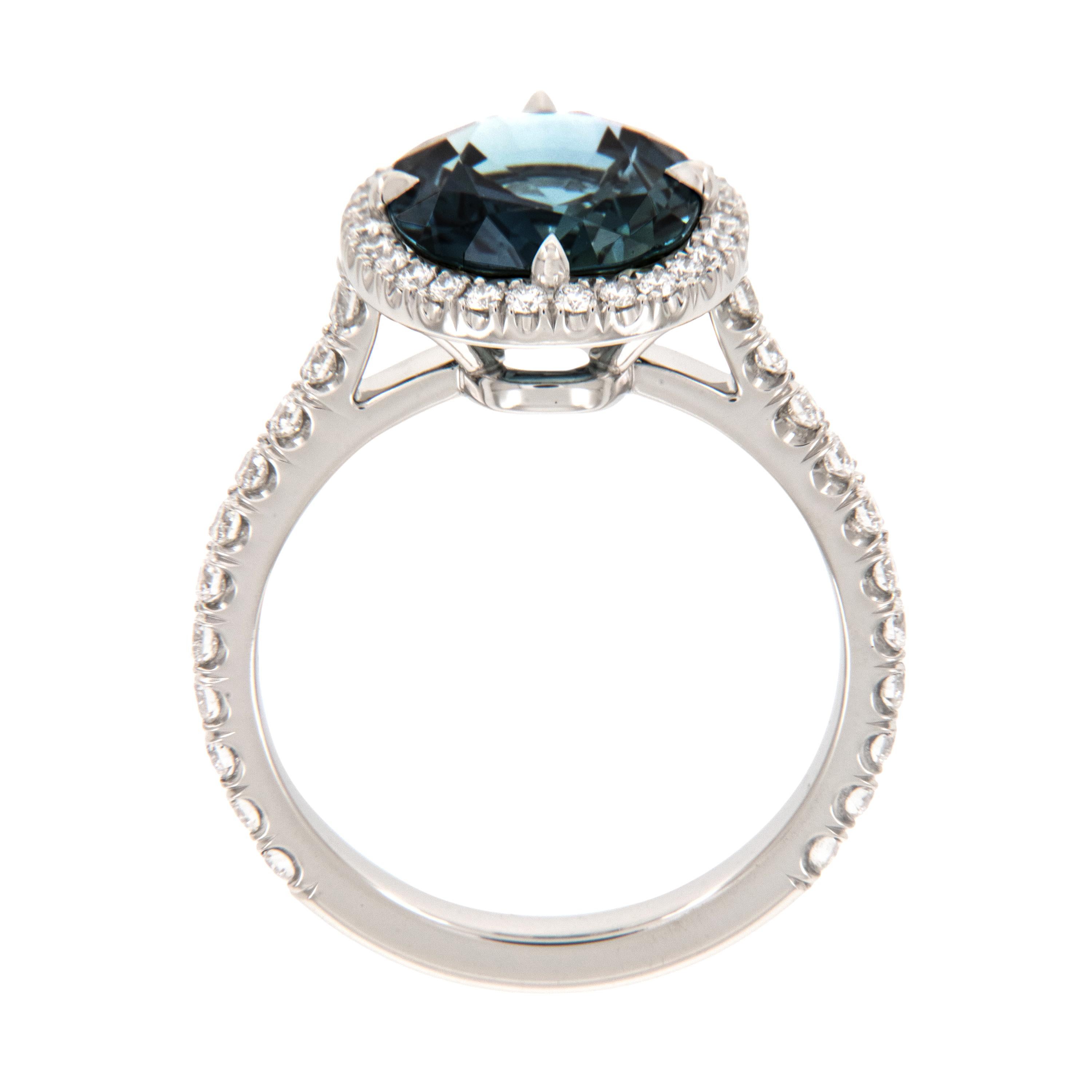 Contemporain Bague en platine, bleu persan, saphir GIA et diamant, fabriquée à la main en vente