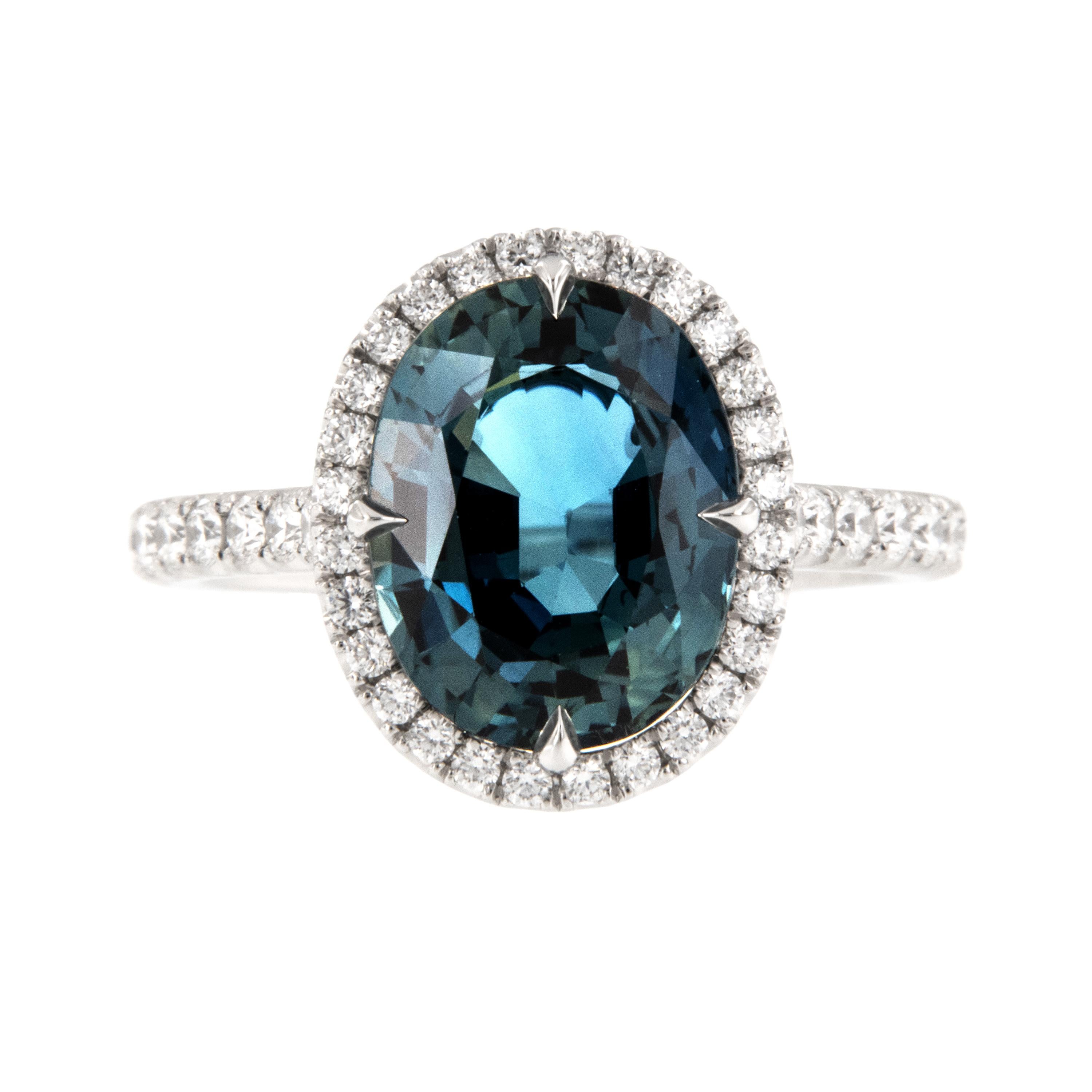 Fabriquée sur mesure par Campanelli & PEAR en platine noble, elle est ornée d'un saphir ovale éthiopien (GIA#2231516164) de 5,41 carats, sans chaleur, bleu persan, serti à la manière d'une boussole avec des griffes au nord, au sud, à l'est et à