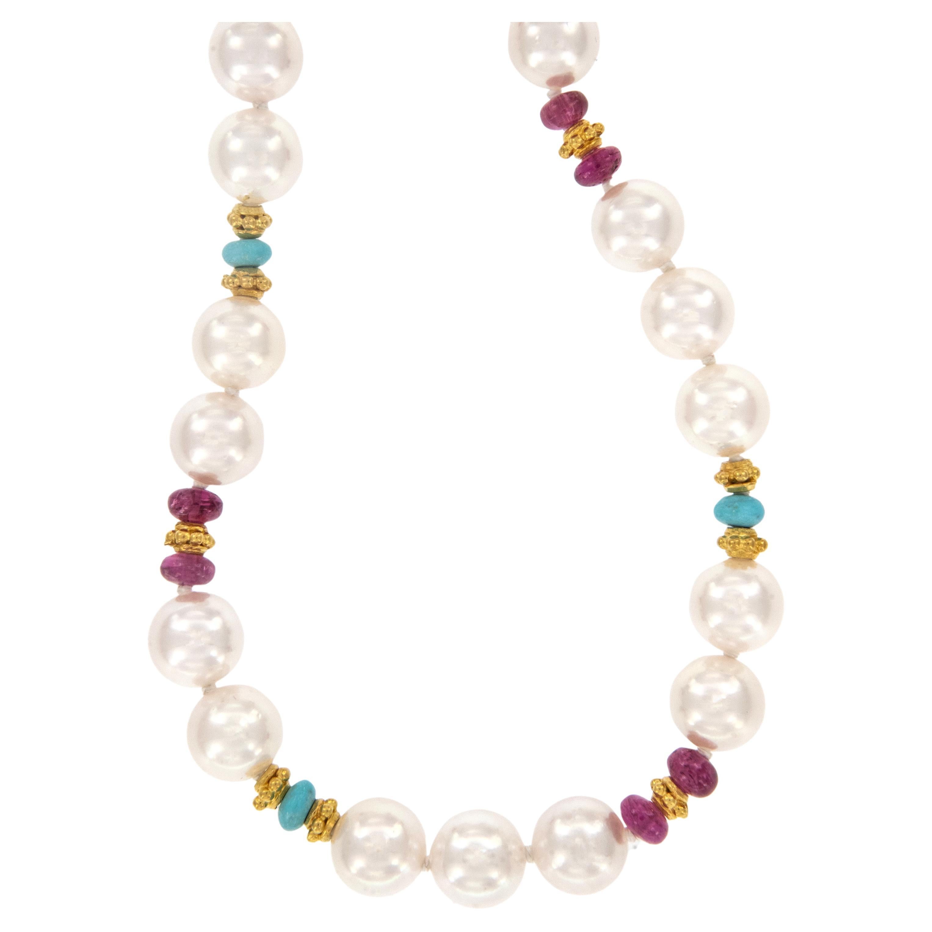 Collier en or jaune 18 carats composé de perles d'Akoya, de turquoises et de tourmalines roses, conçu par Susan Hoge pour Campanelli & PEAR. Le travail de Susan Hoge a été présenté dans les magazines Vogue, Elle, InStyle, Metalsmith et American