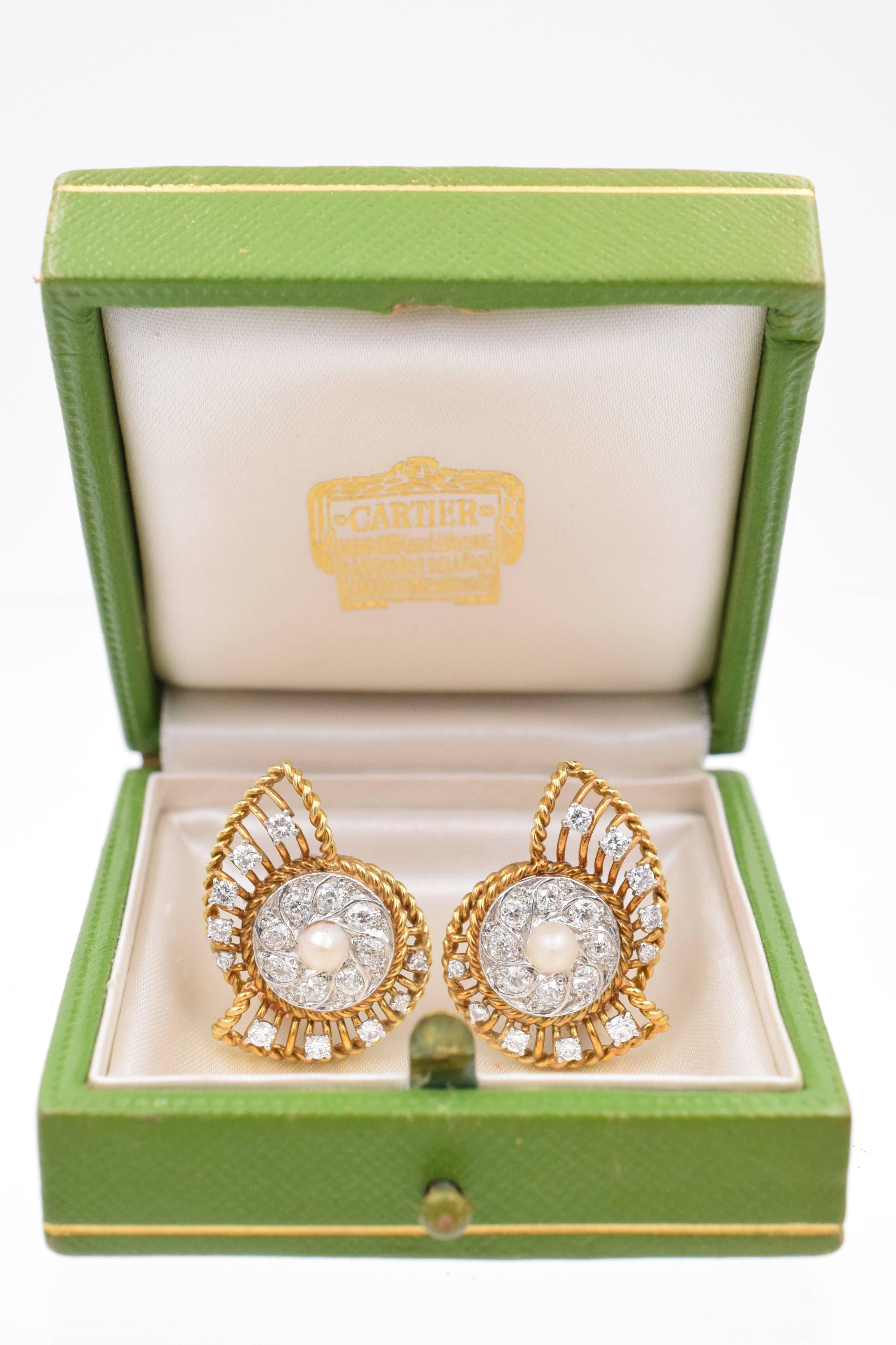 Cartier! Vintage ear clips with nautilis motif & incorporating central platinum plaques,with 36 old European diamonds & 2 pearls.
Pearls measurement is: 4.63mm
18k gold and platinum
Signed: Cartier