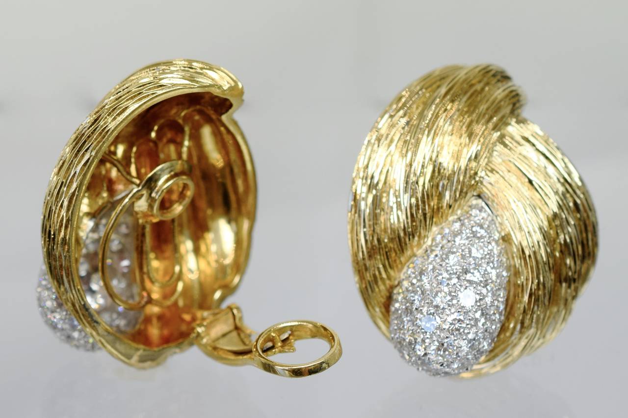 Romantic Van Cleef & Arpels Diamond Gold Earclips
