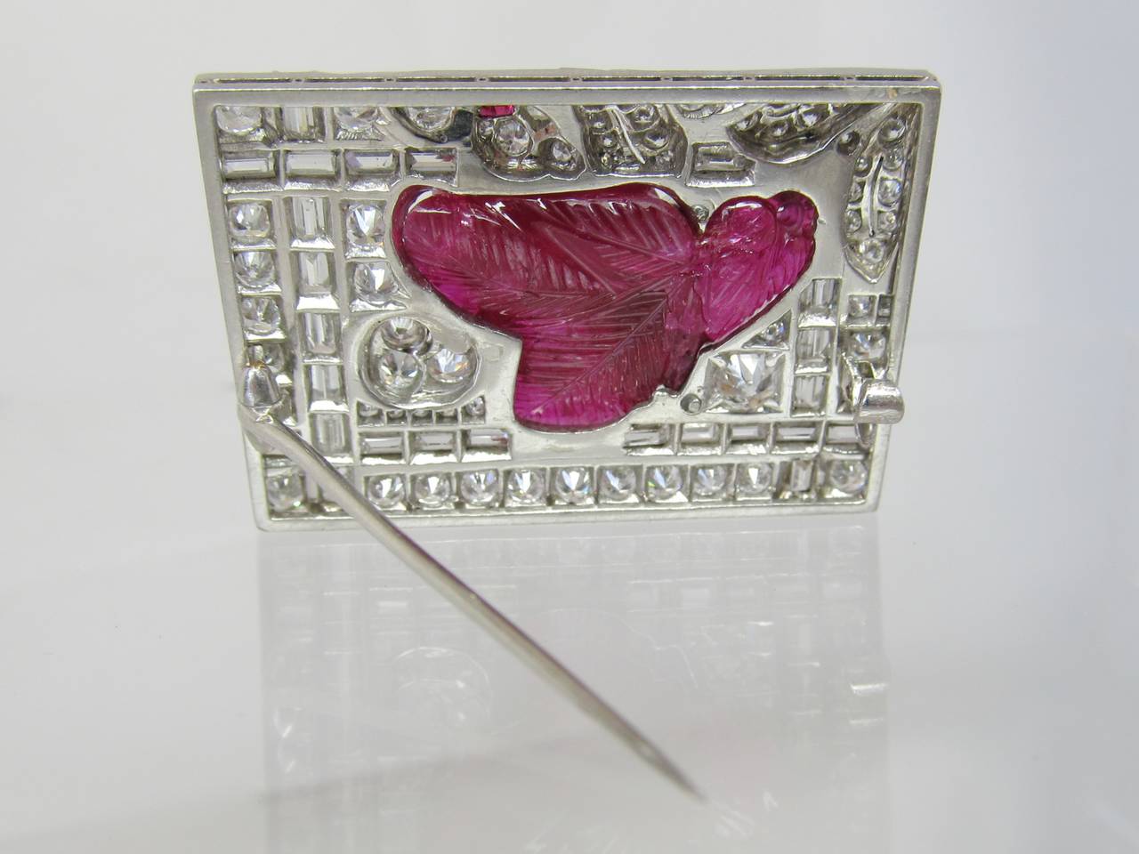 Art Deco burmesische geschnitzte Rubin-Diamant-Brosche, No Enhancement (Rundschliff) im Angebot