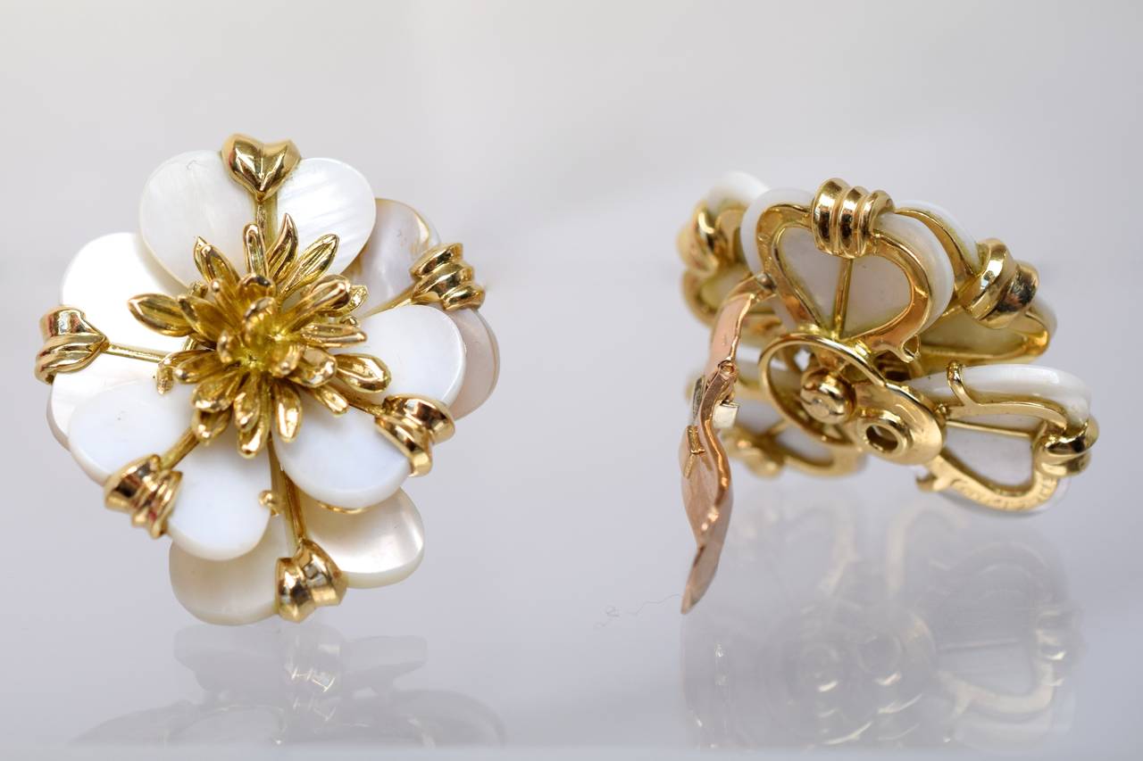 Exquisite! This pieces were made in the 70s and its called edelweiss flowers!!!! composed of 12 heart shape ivory shell petals and centered with a bold look of 18k gold pistils
Maker's Hallmark:  Cartier Paris  # 05092  HSA 528

Measurements are