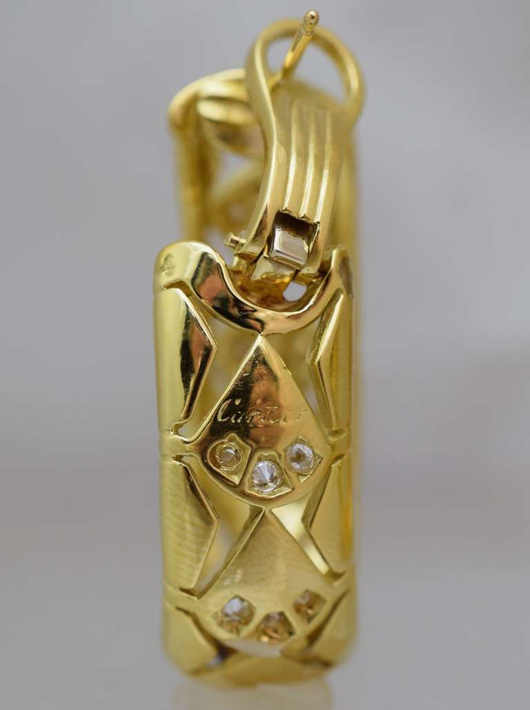 Cartier Diamant-Reifenohrringe
 18 Karat Gold mit 30 eingefassten Diamanten von höchster Qualität  Argyle-Muster. 
Zeitlose Raffinesse!