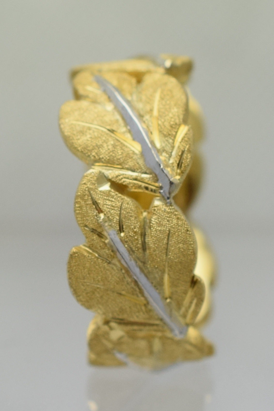 Mario Buccellati stylized textured gold maple leaf design band.
Signed: M. Buccellati Italy 750.
Size: 6.5