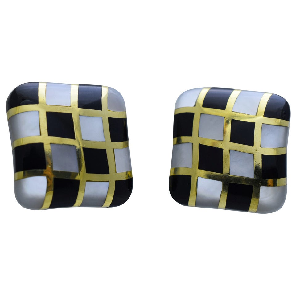 Angela Cummings mother of pearl & onyx in-layed checkered pattern ear clips.
Signed: Angela Cummings
18k gold