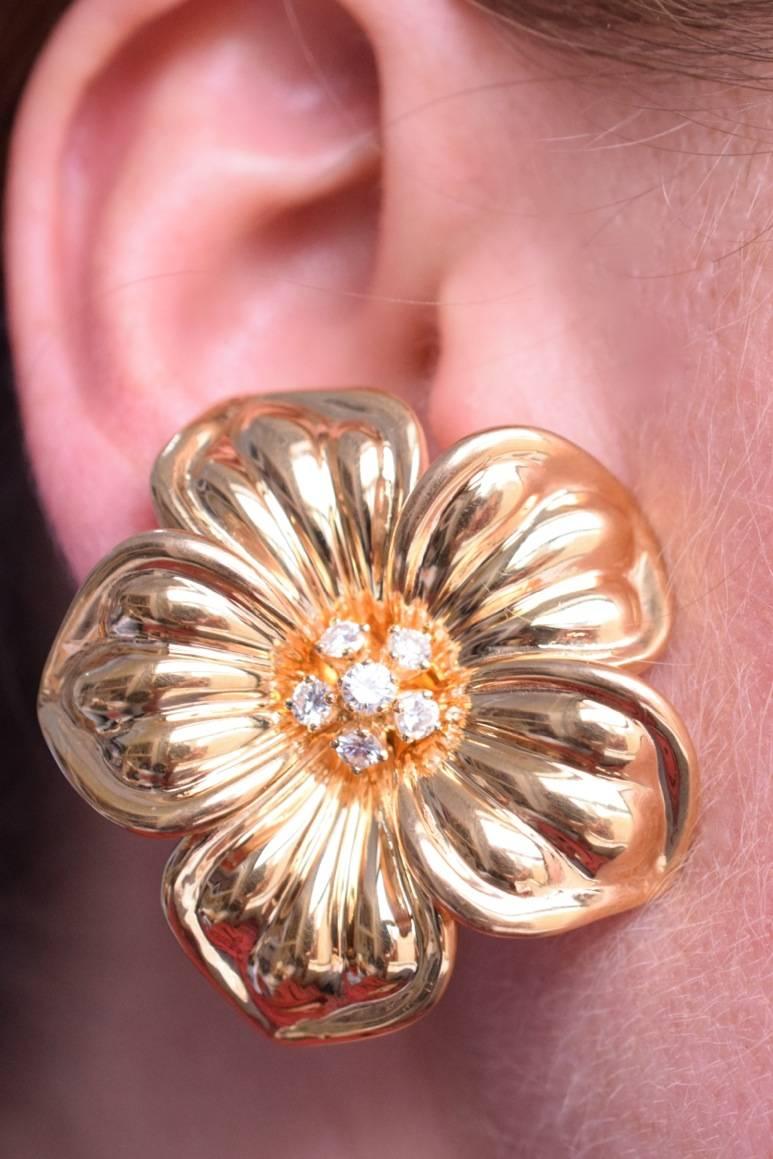 1960s Van Cleef & Arpels Gold Flower Ear Clips In Excellent Condition In New York, NY