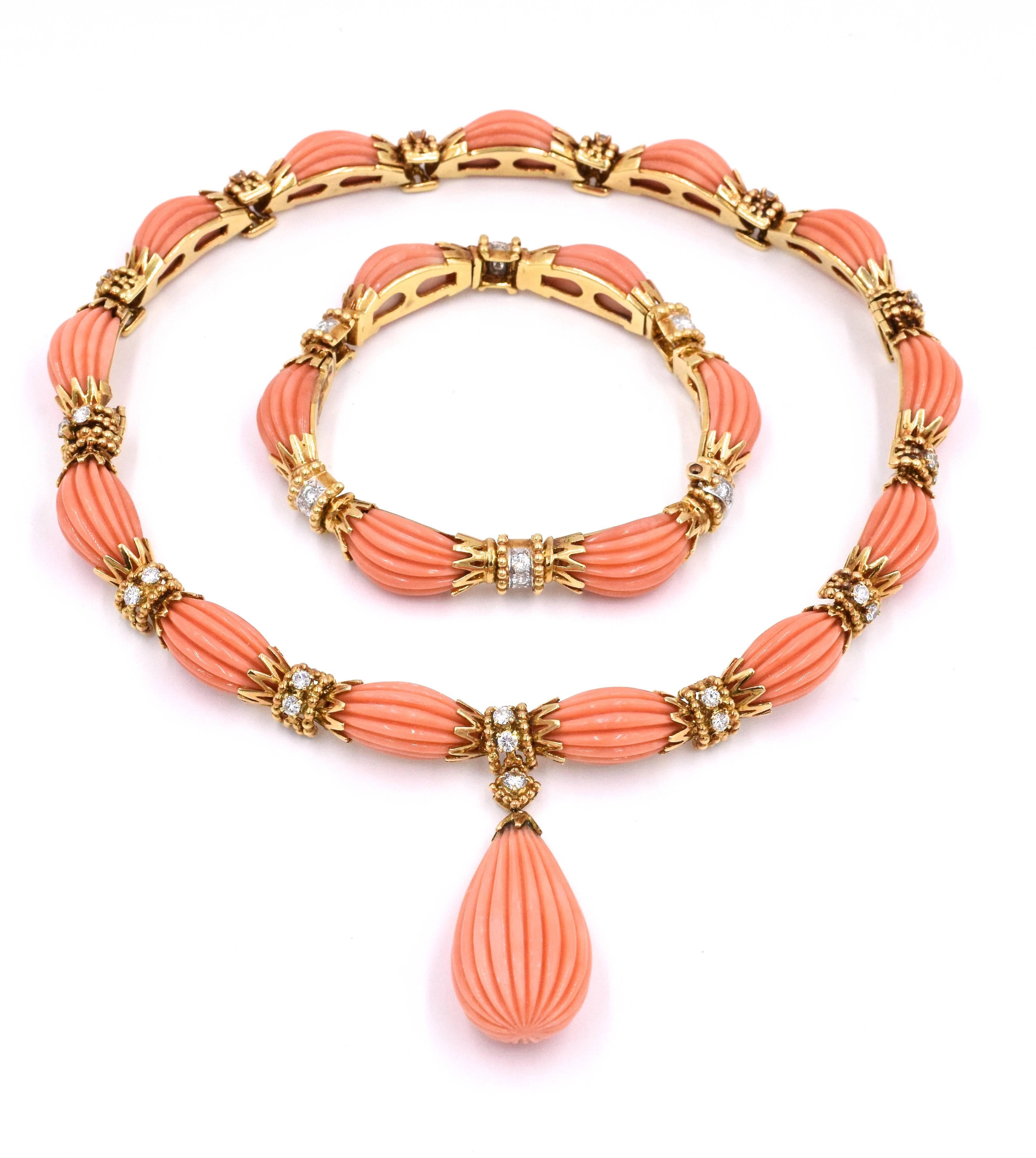 Magnifique ensemble de corail de couleur par Van Cleef & Arpels.
Comprenant un collier conçu comme une rangée continue de corail cabochon ovale cannelé, avec des liens de connexion abstraits sertis de diamants, qui comprennent un total de 26