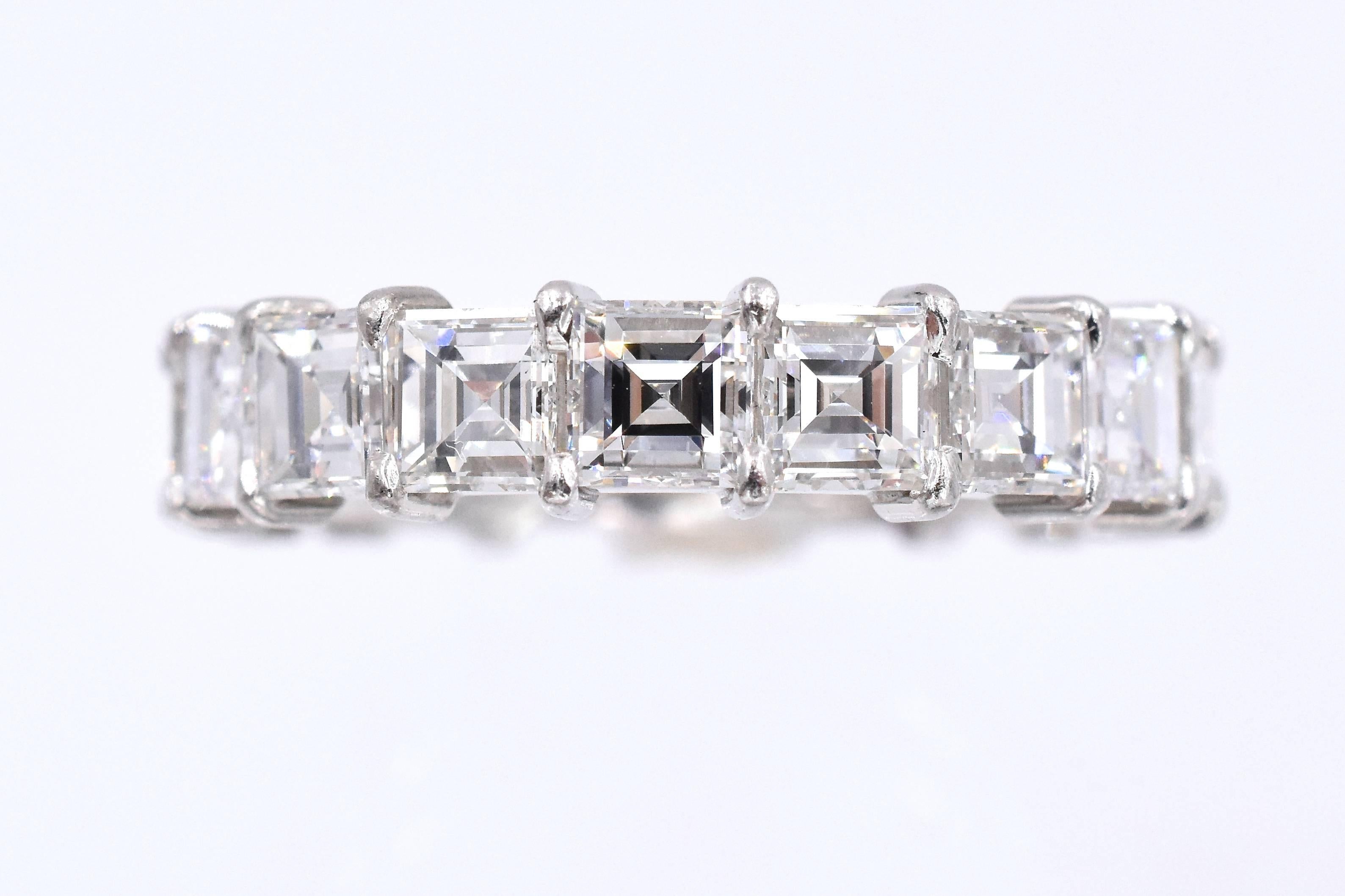 Magnifiques 18 diamants de forme carrée sertis en platine à l'aide d'une pince commune.
Chaque diamant pèse 0,29 carat pour un poids total de 5,25 carats.
Les diamants sont de couleur E/F et de pureté VS.
 La taille de la bague est de 5.3/4  
 La