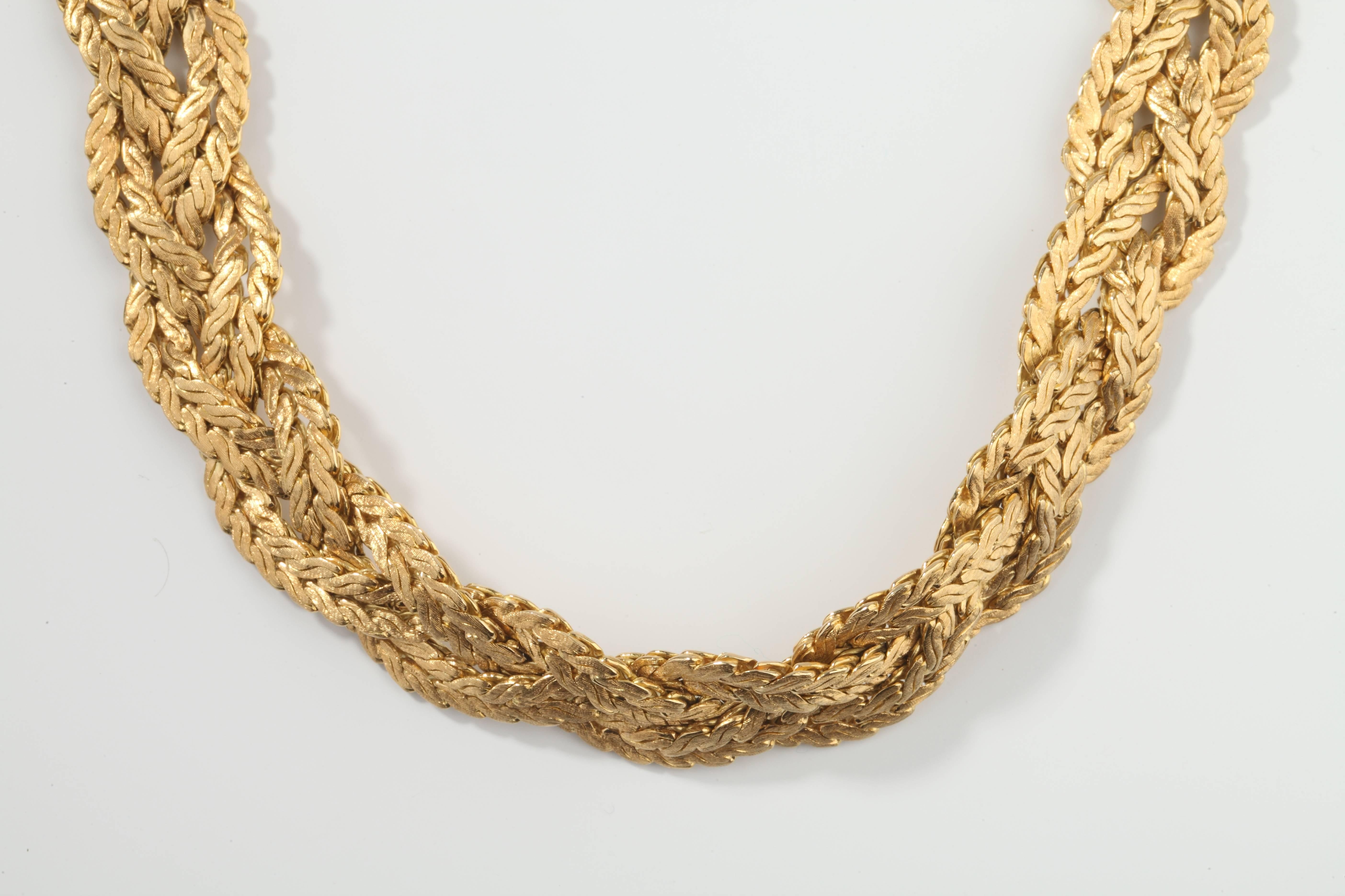 Yellow gold (18K) braided choker necklace.
Signed V.C.A and n° B2517
With it's original blue suede box. 