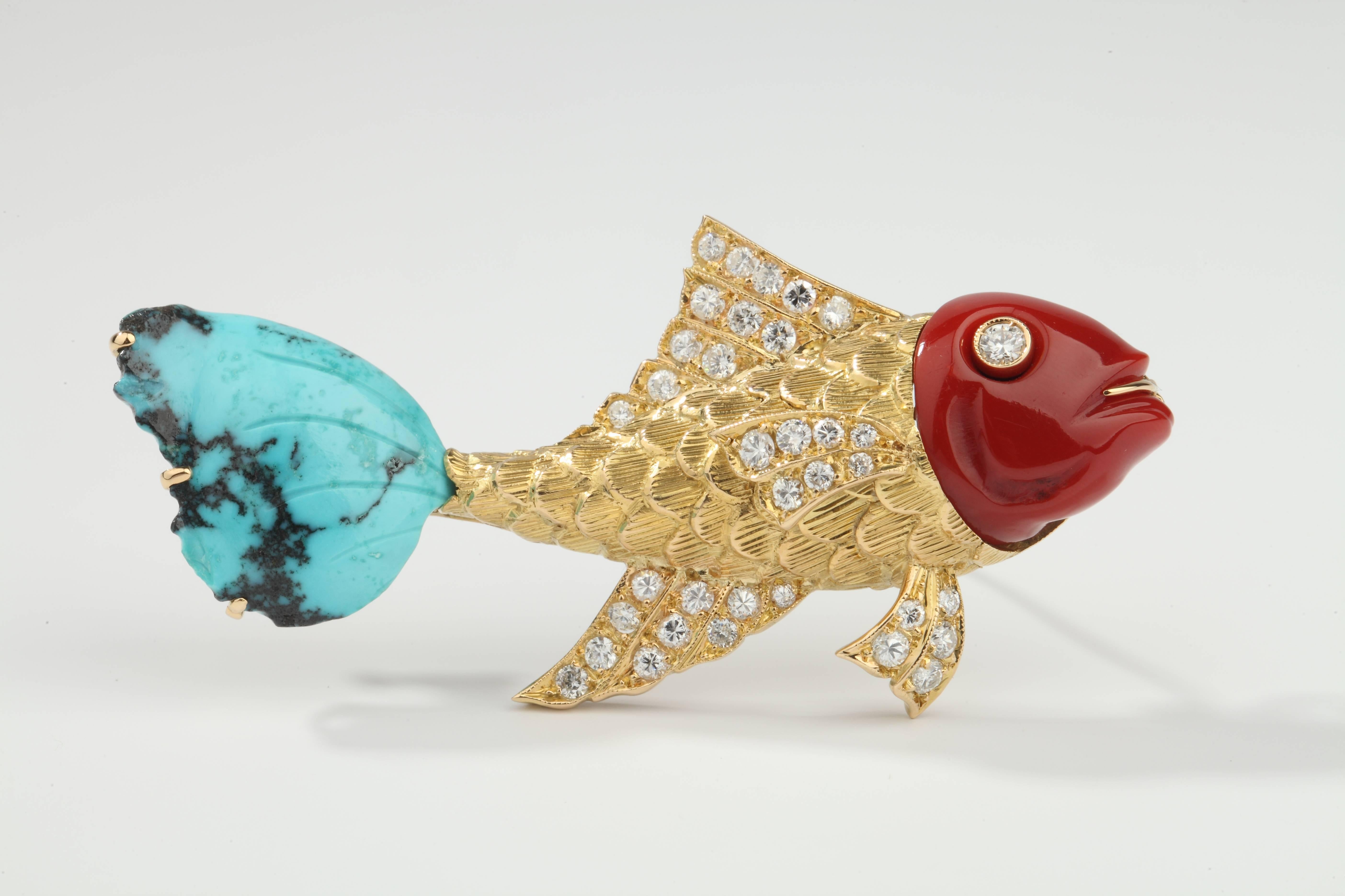 Very nice brooch in yellow gold stylizing a fish, the head in red coral (corallium spp), the body in yellow gold set with brillant-cut diamonds and the tail in turquoise.
Can be worn as a pendant.
Signed G.NARDI