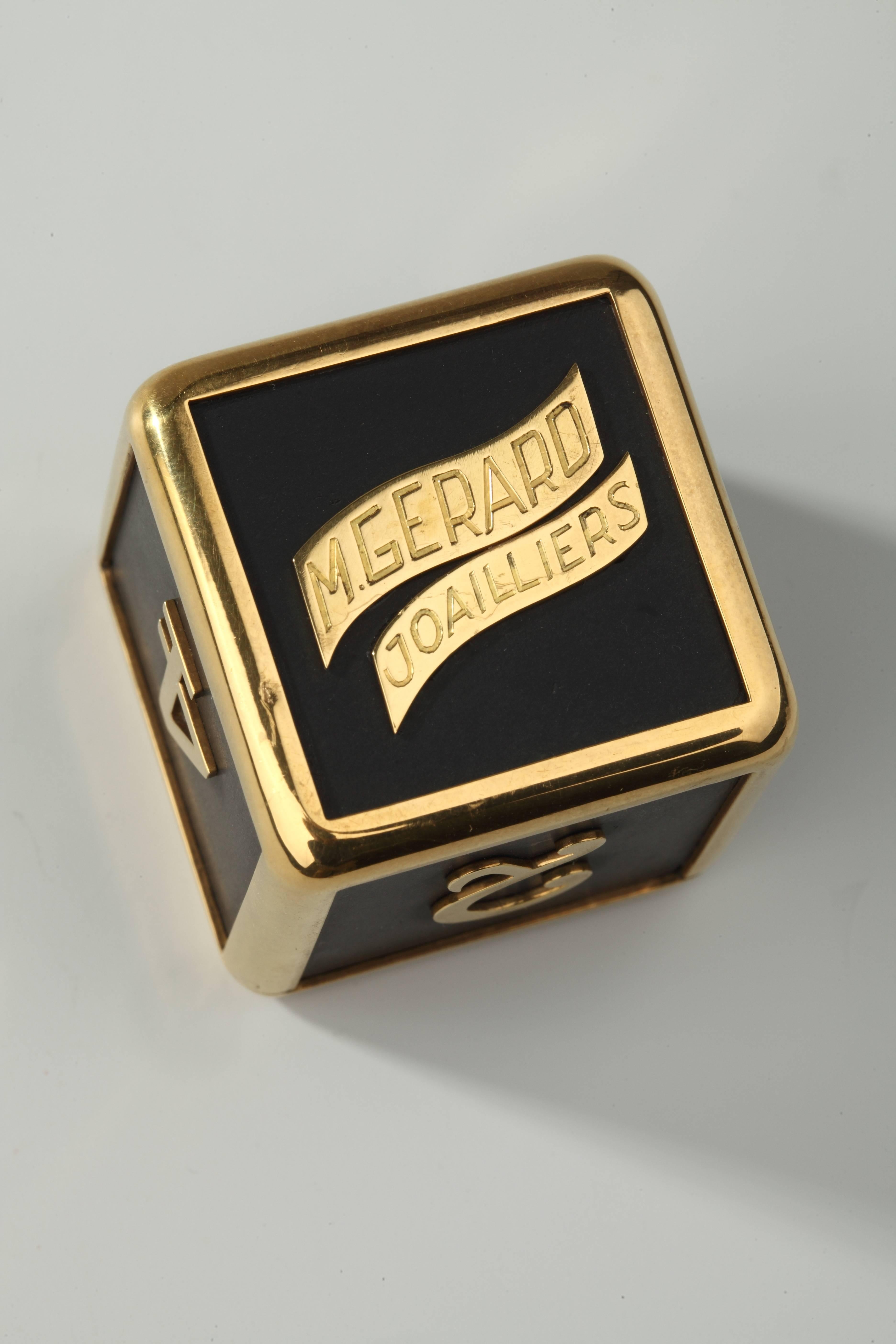 In yellow gold (18K) and slate, this is an extremely rare splitter dice for backgamon.
This dice has been made by M. Gerard for an international backgamon tournament held in Paris. 
