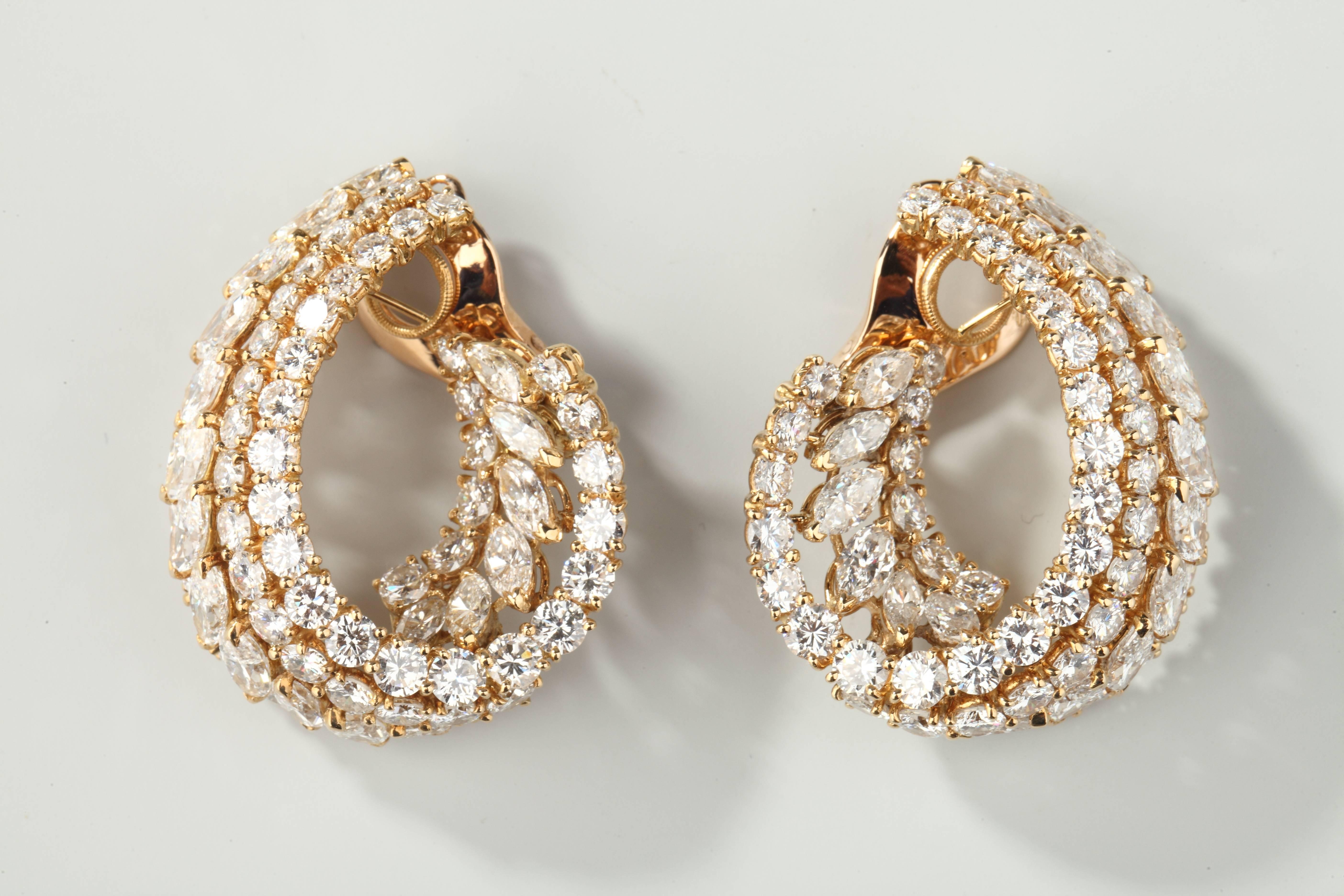 Important earclips in yellow gold (18k) set with alternate lines of brillant cut or navette cut diamonds.
As always with M.Gerard, the quality of diamonds is the best. There is around 16 ct of diamonds on each clip.
There are presented with the