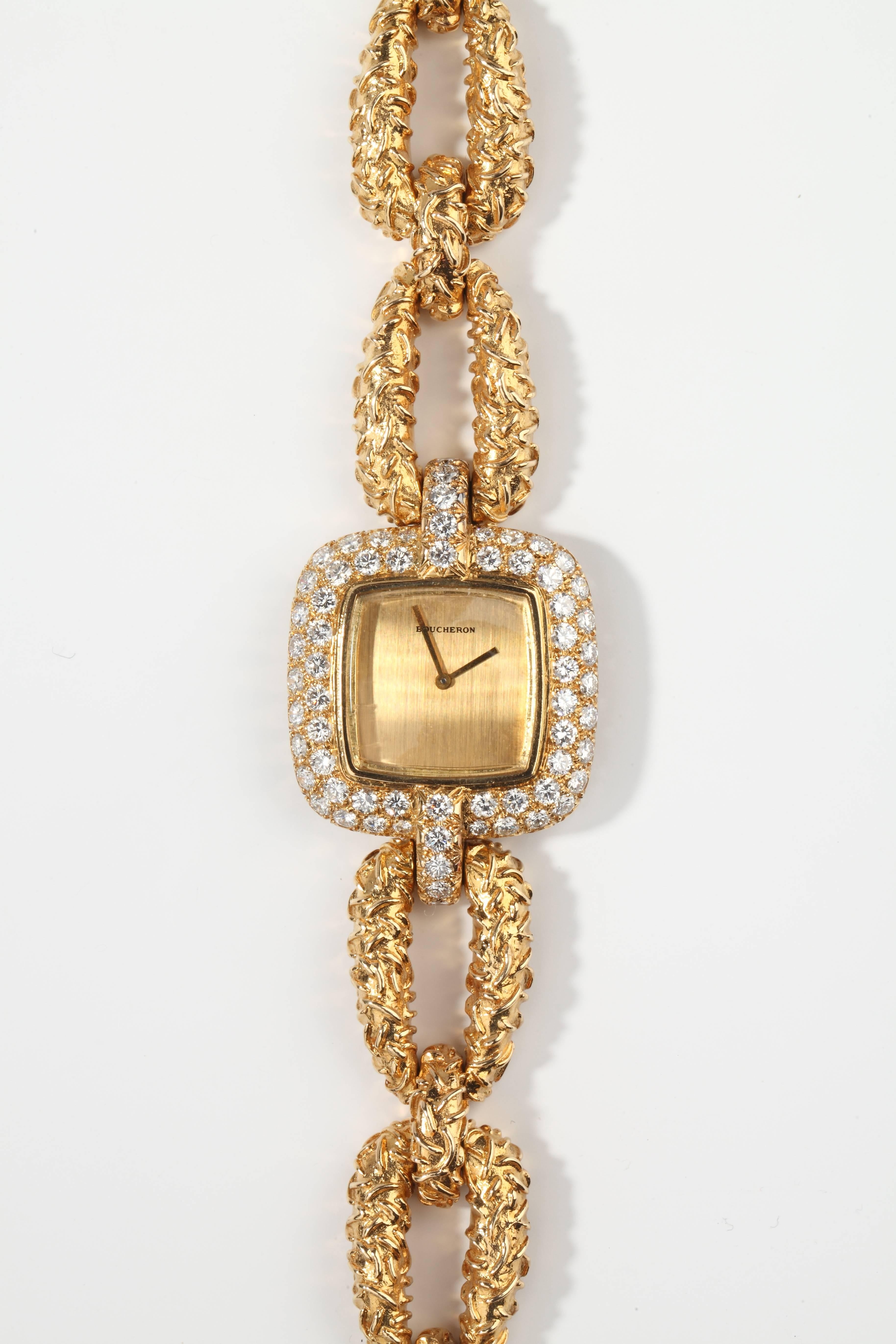 Square designed, golden dial, glasses set by two lines of brillant-cut diamonds (around 2.65 ct). The bracelet formed of textured gold links.
Mechanical movement.
Dial and case signed BOUCHERON.
French assay marks for gold and Boucheron.
