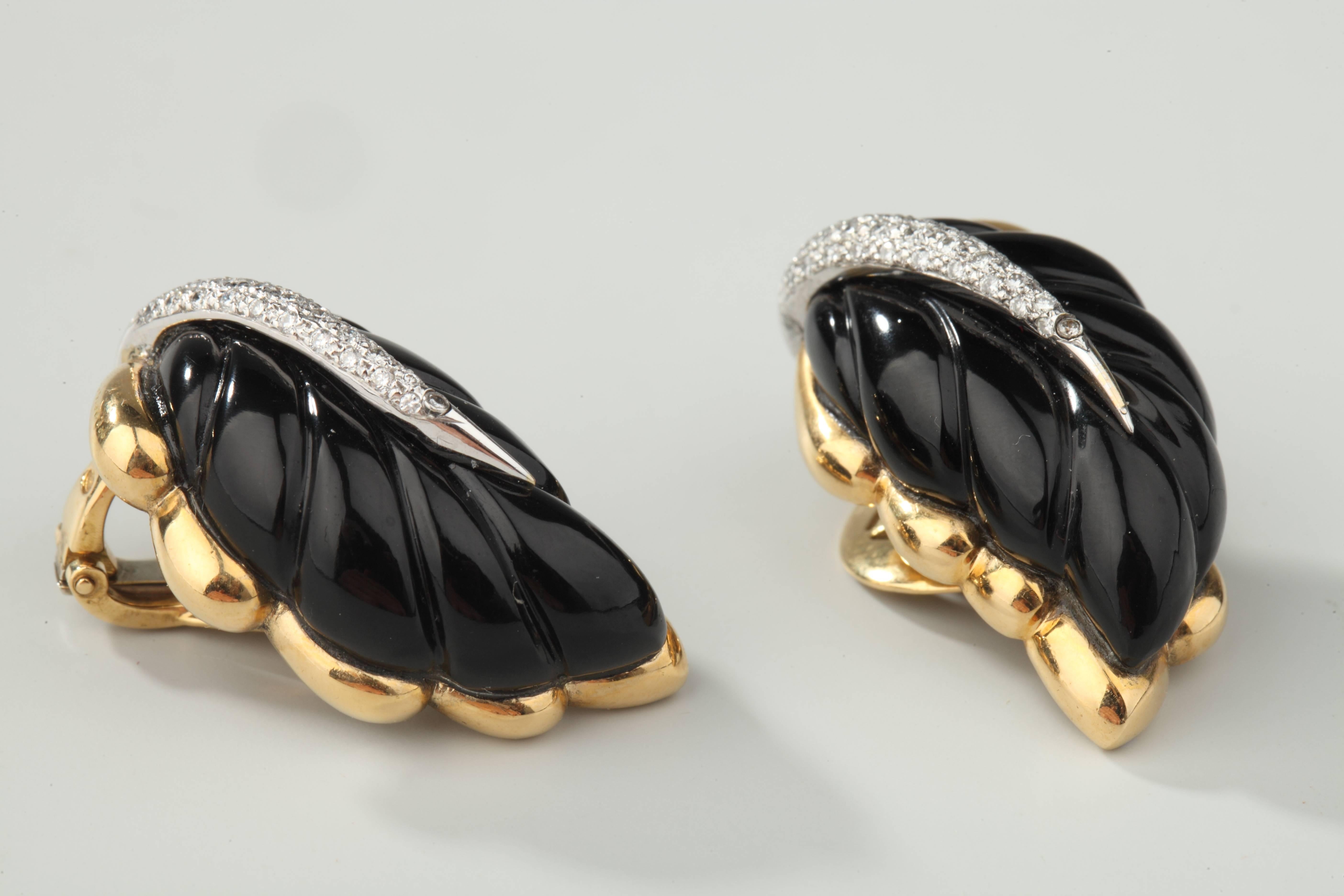 Designed as a leaf, in onyx, brillant-cut diamonds (0.74ct) mounted on 18k yellow gold.
Signed Eva Segoura.