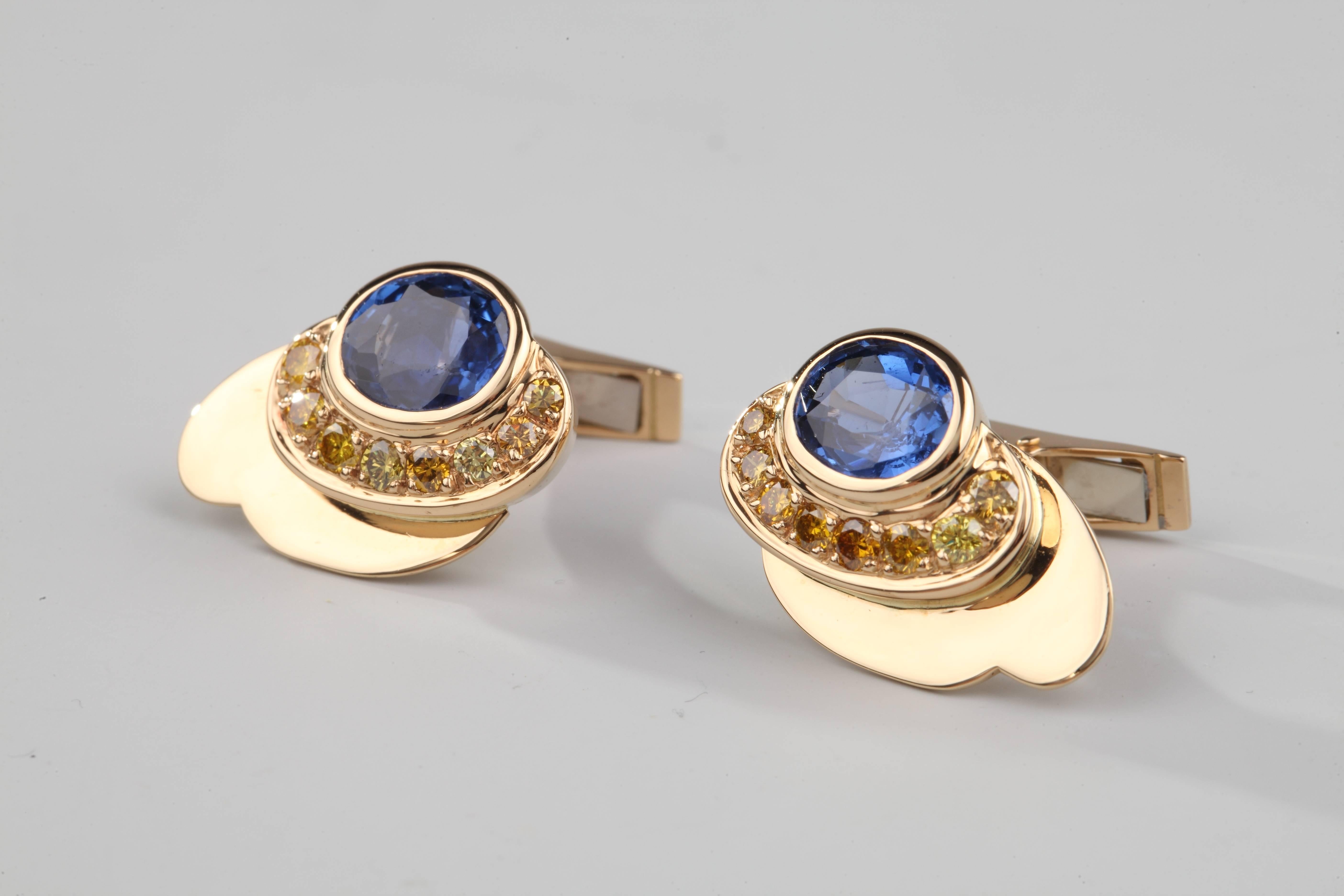 Cufflinks designed as a painter's pallet in yellow gold set with blue sapphires ( Sri-Lanka, natural color) highlighted by yellow diamonds.
Stamp for Jean Vendôme and french assay marks for gold.