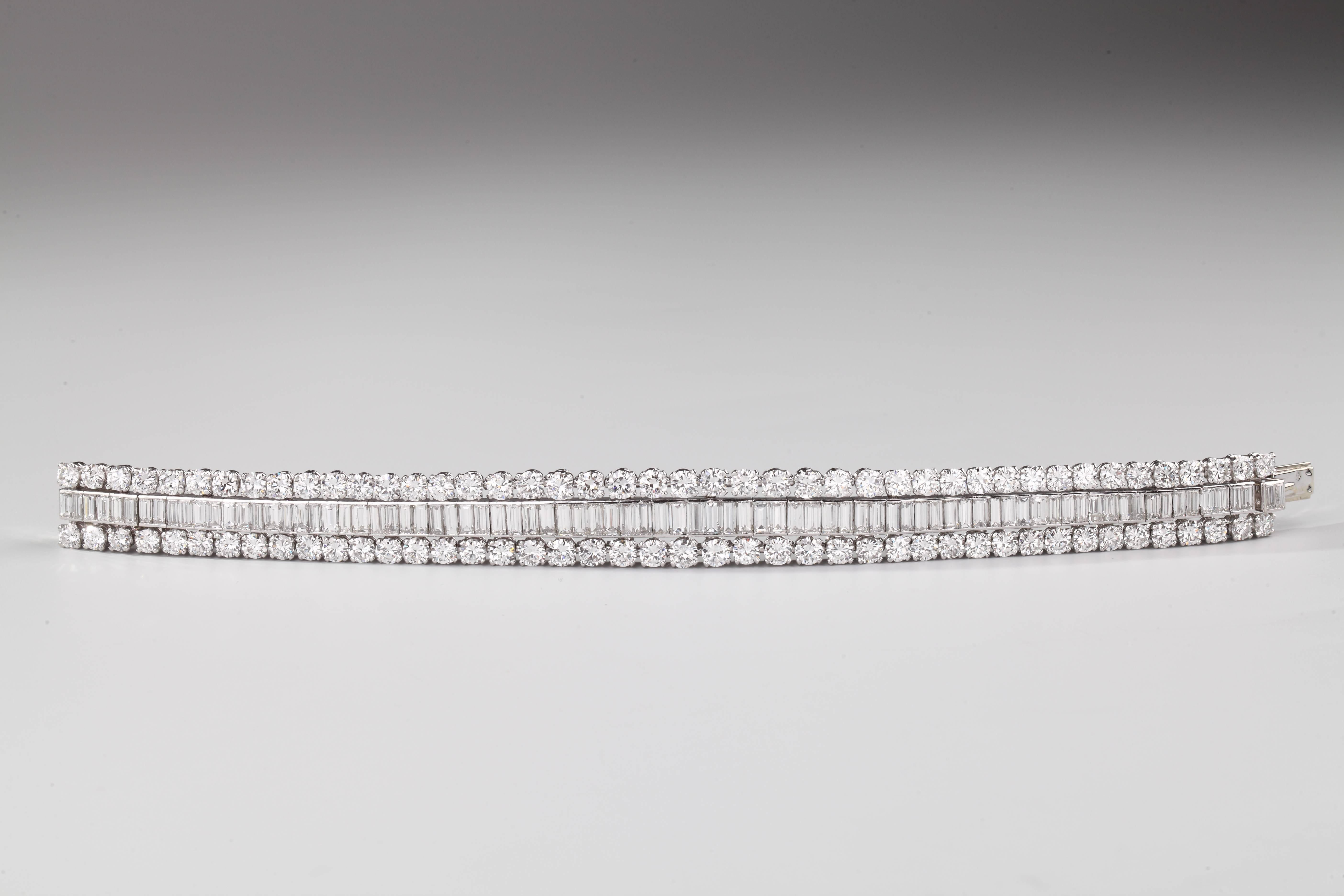 Important ribbon bracelet formed of a line of 82 baguette-cut diamonds set between two lines of 44 brillant-cut diamonds. In platinum and white gold.
Total weight of diamonds : 35 ct.