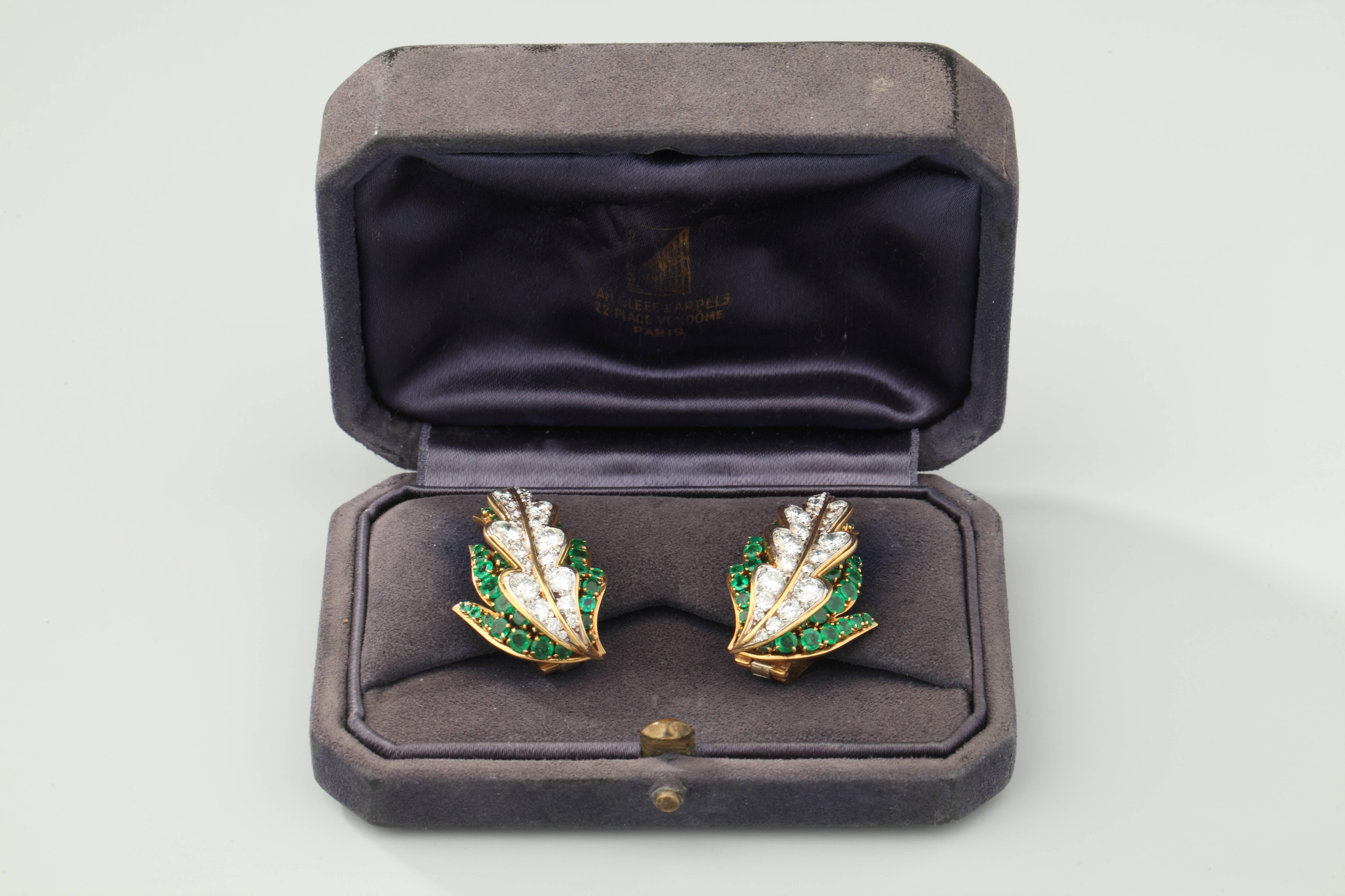 Van Cleef & Arpels Emerald Diamond Gold Leaf Earrings In Excellent Condition For Sale In Paris, FR