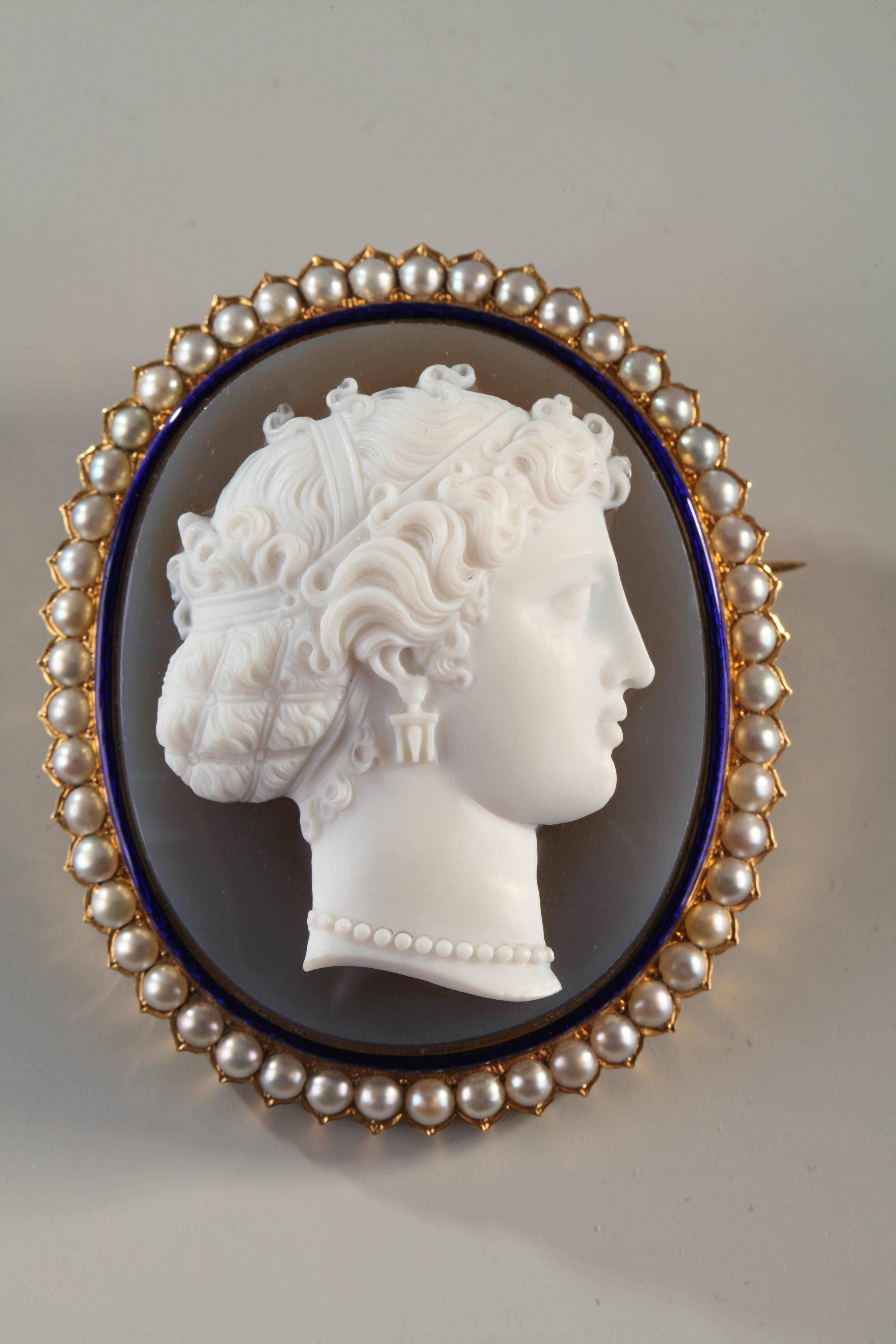 Large and exceptional cameo in two com or agate, circled with blue enamel and natural pearls. Mounted as a brooch in yellow  gold.
Admire the delicacy of execution and the beauty of the profile.
In its original box.
