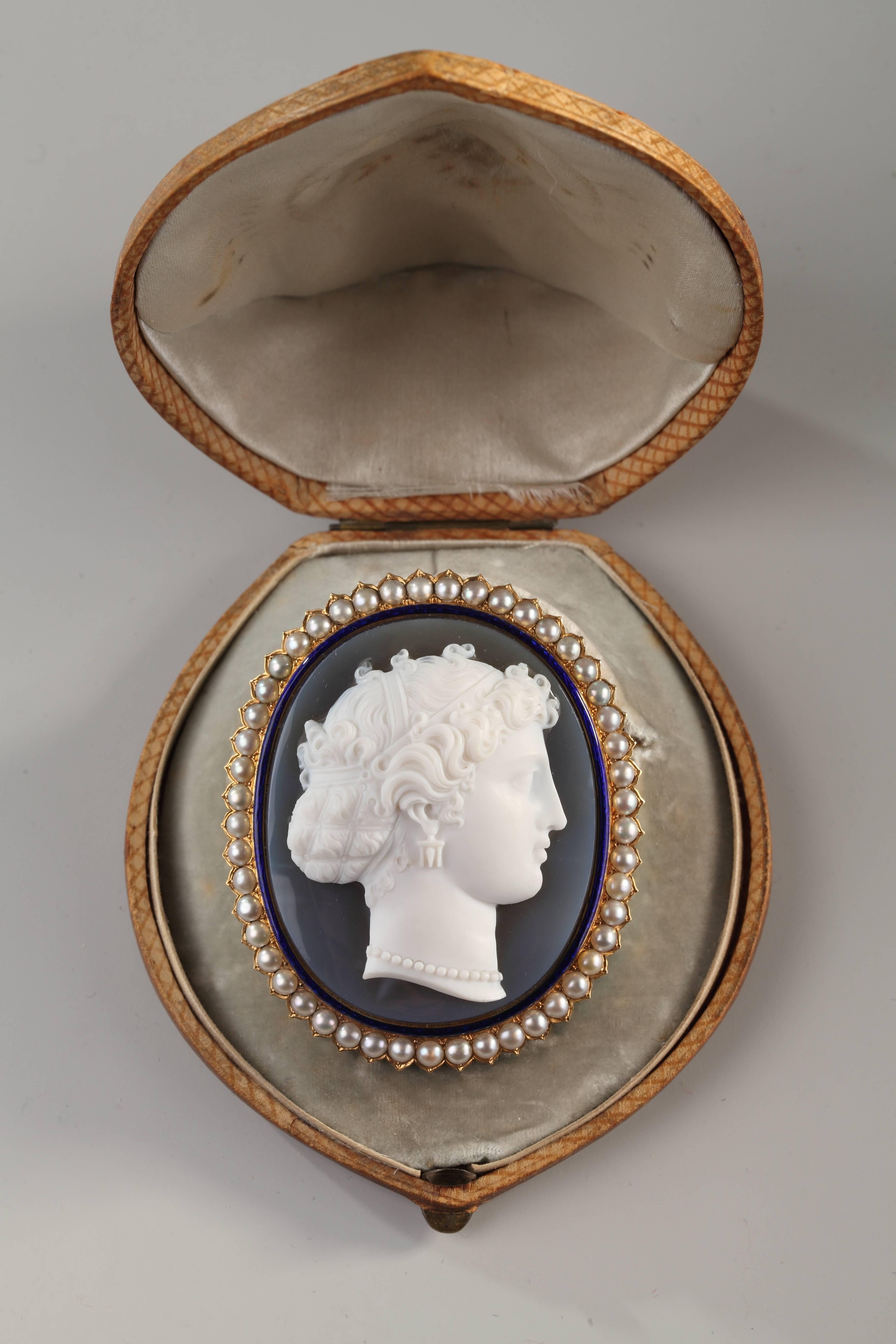 Antique French Agate Cameo Pearl Brooch In Excellent Condition For Sale In Paris, FR