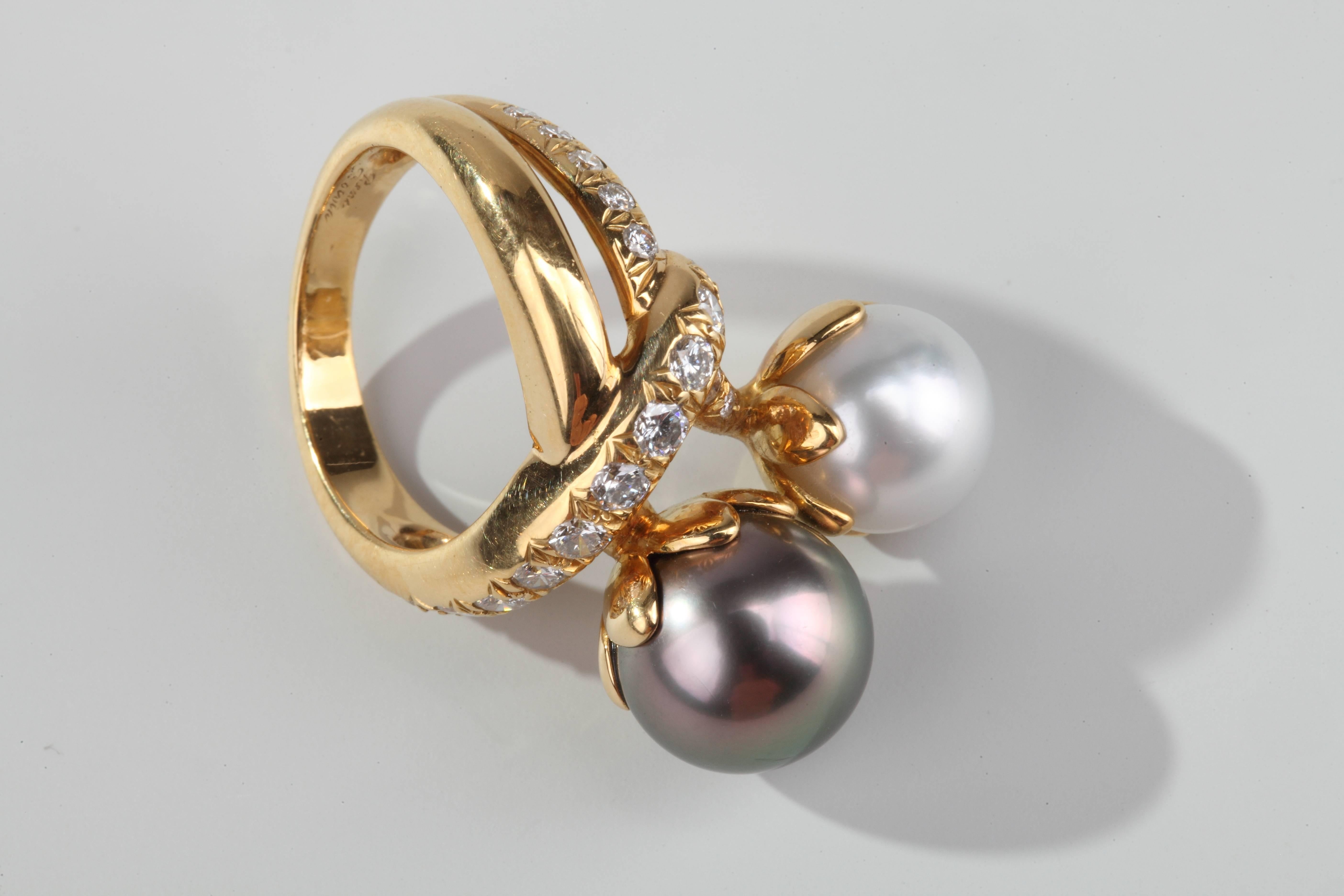 Yellow gold, brillant cut diamonds and white cultured pearl ( 9,5 mm) and black cultured pearl ( 11 mm).
Signed R.Boivin
Size : 51 (US : 6)