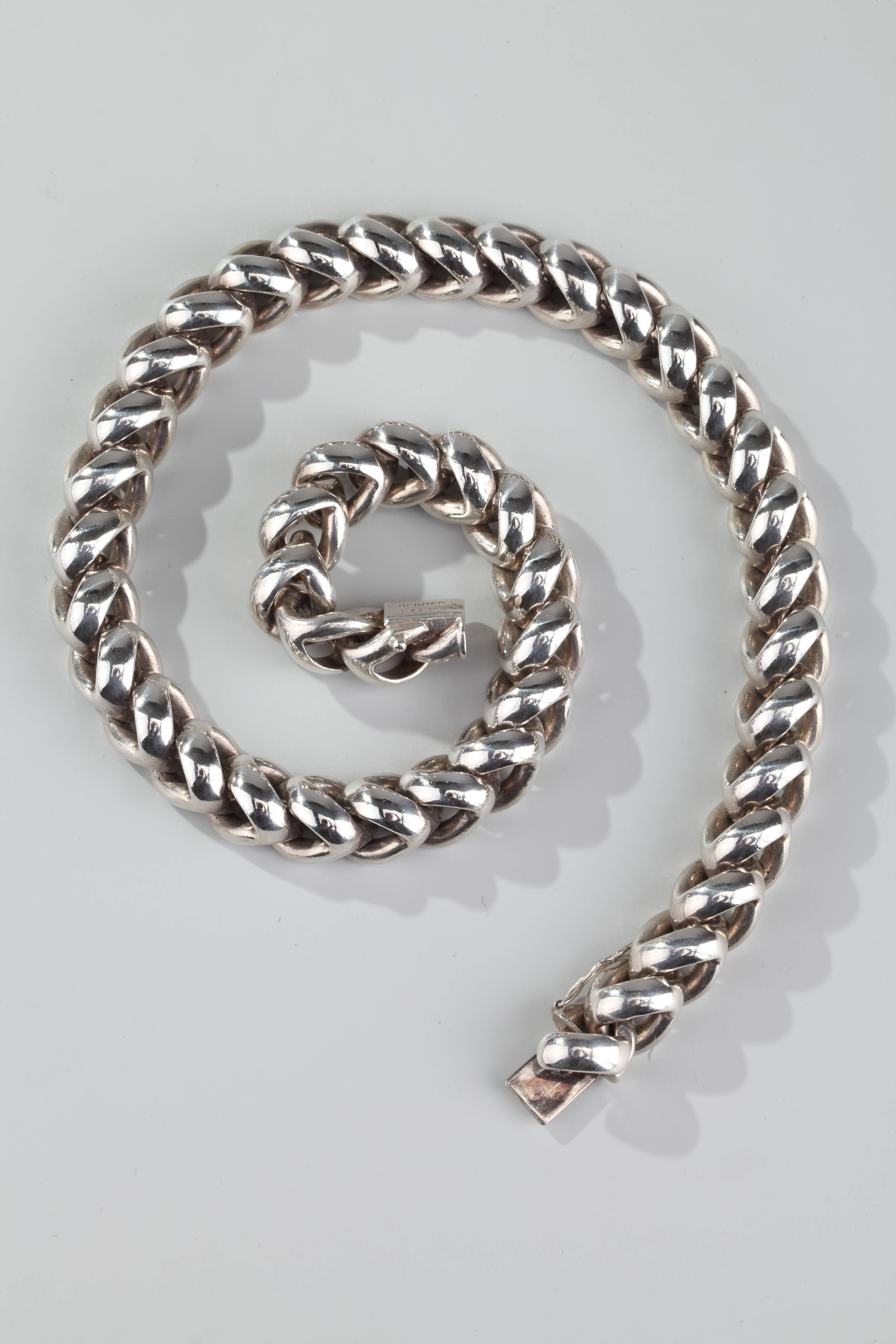 Heavy sterling silver torsade chain necklace, signed Hermès Paris.
In its original box.
