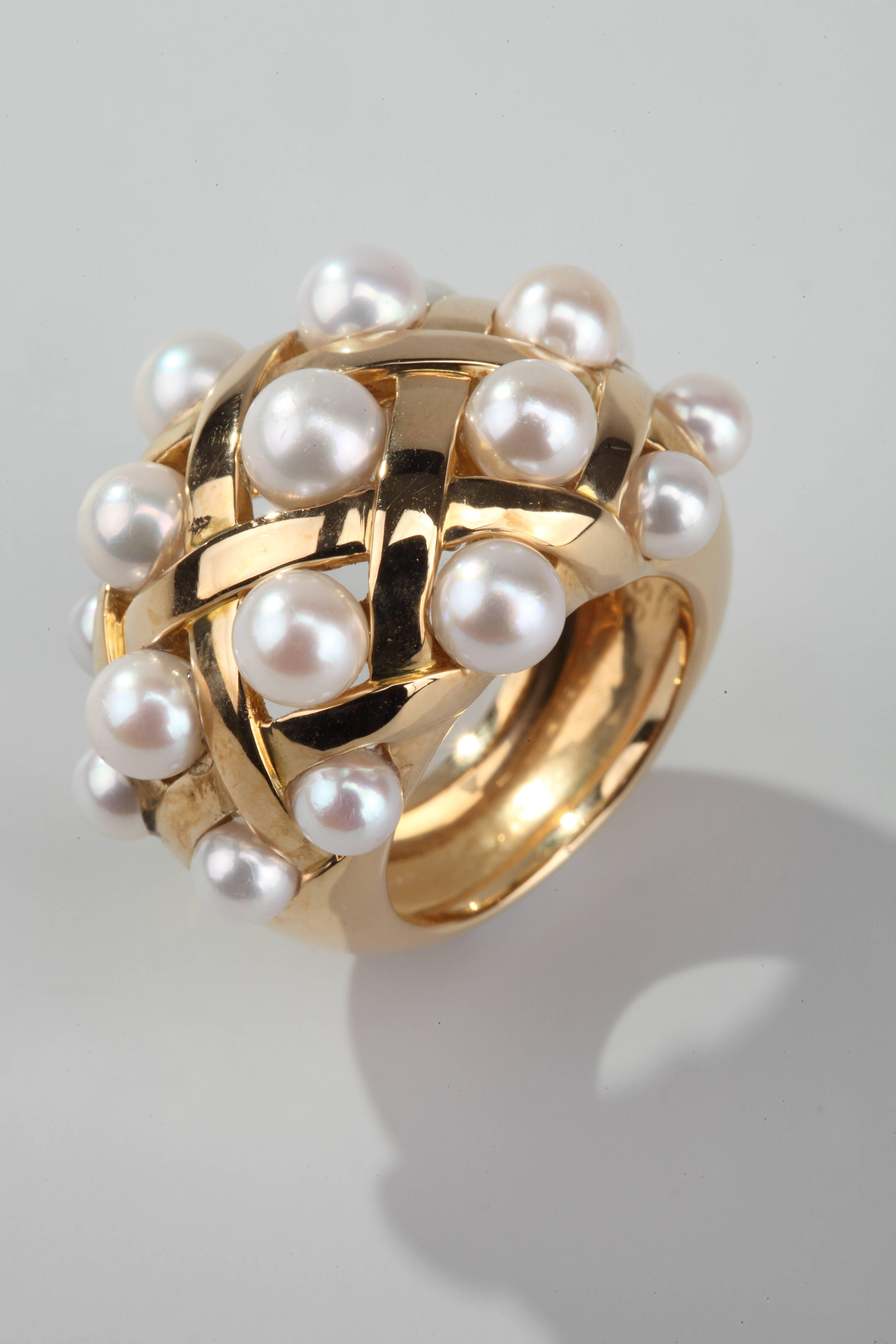 Doomed matelasse design ring set with cultured white pearls on pink gold.
Signed Chanel.
Size : 49 (US : 4.7)