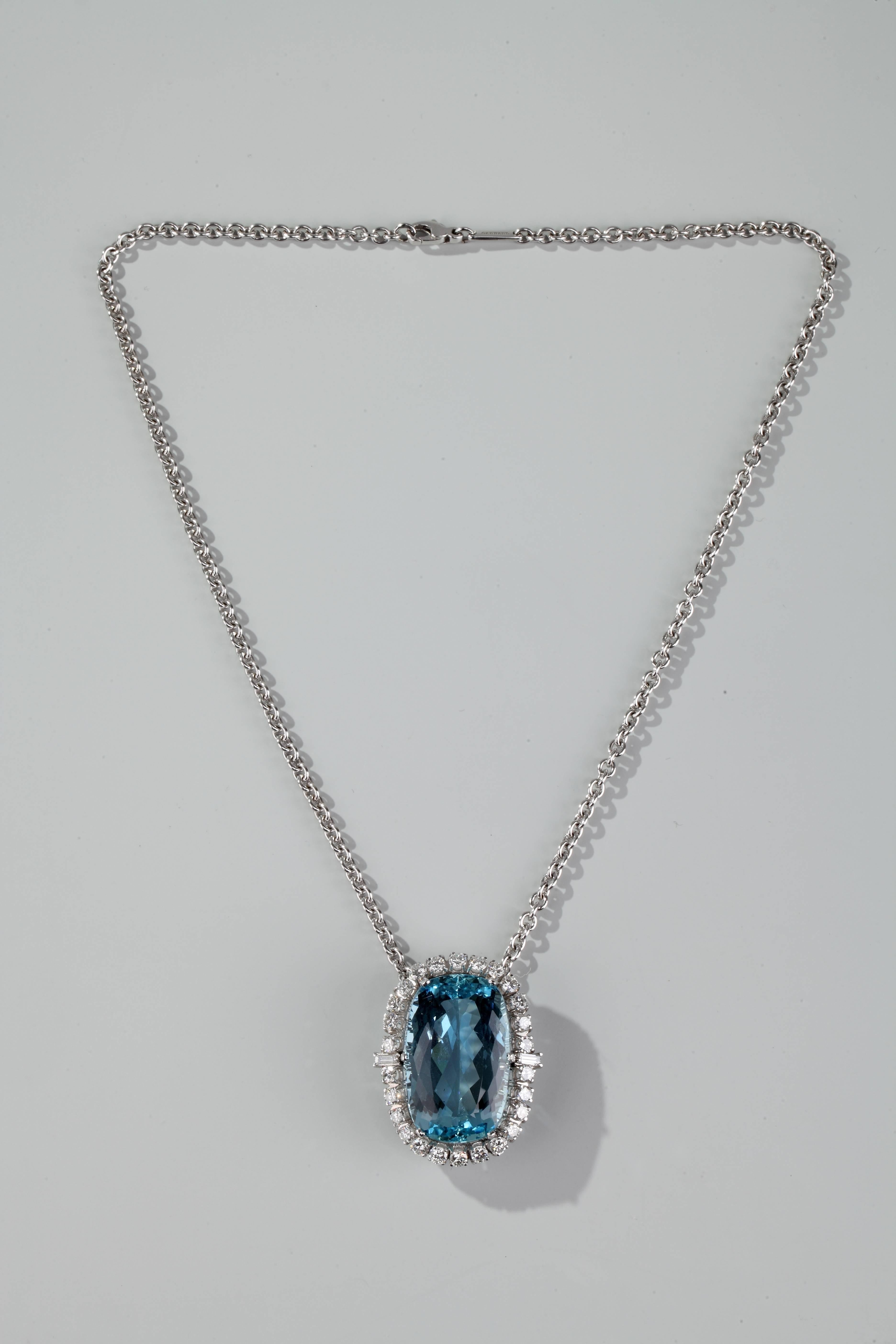 A nice and large cushion shape aquamarine weighing around 40 carats surrounded with brillant and baguette cut diamonds, mounted in 18k gold, accompanied with an 18k gold chain signed Garrard.
Weigh of diamonds : 5.5 carat.
Lenght of the chain : 45 cm