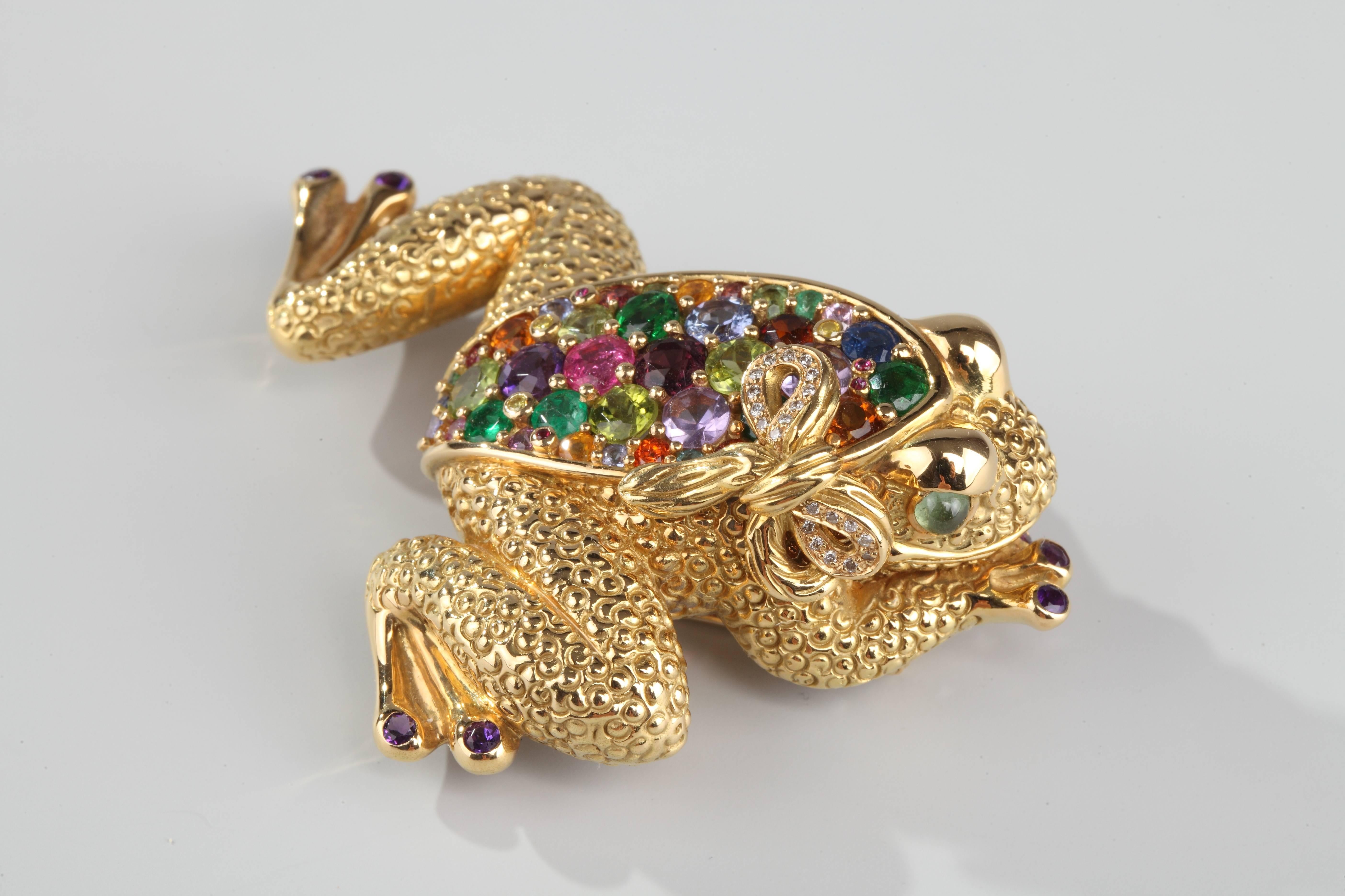 In yellow gold, realistic brooch representing a frog, set with a multitude of precious and fine stones, as amethyst, sapphire, green garnet, tourmaline, peridot, etc....
Signed Eva Segoura.
