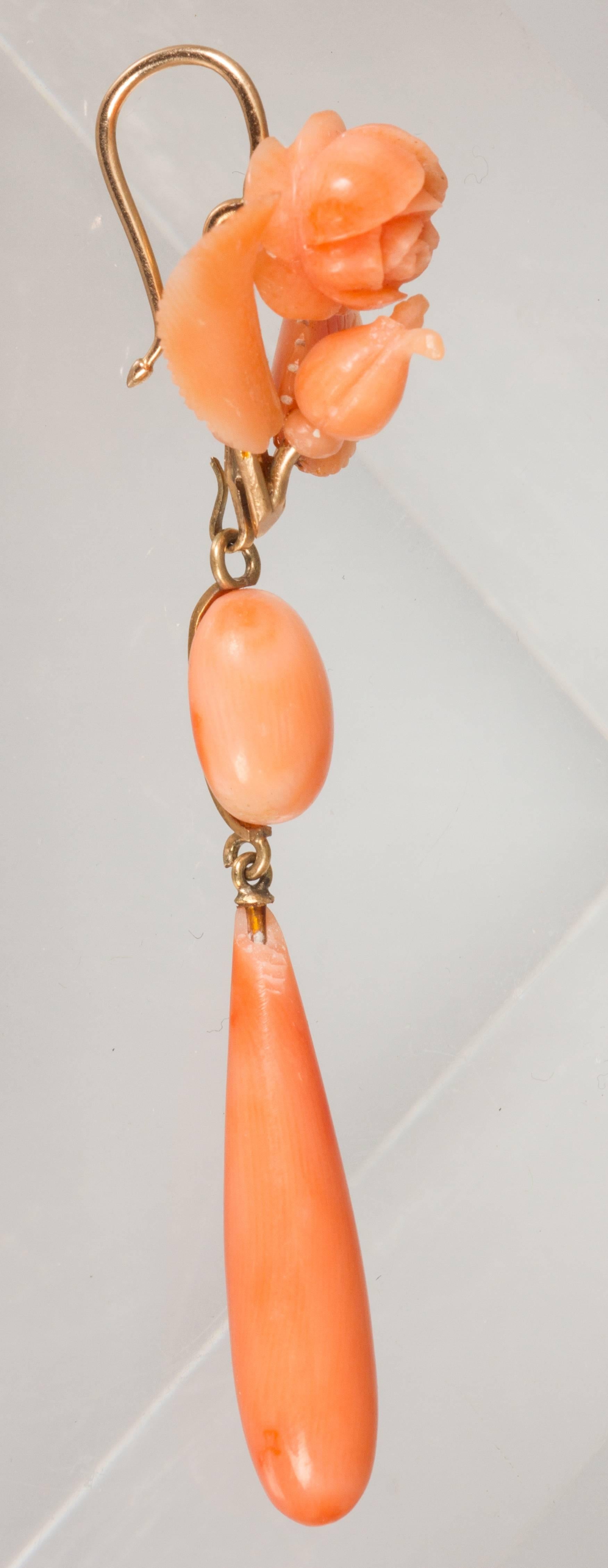 19th Century Carved Coral Earrings In Excellent Condition For Sale In Chicago, IL