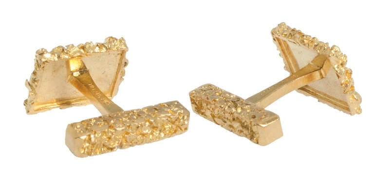 These great looking 18k cuff-links would make an amazing addition to any suit.