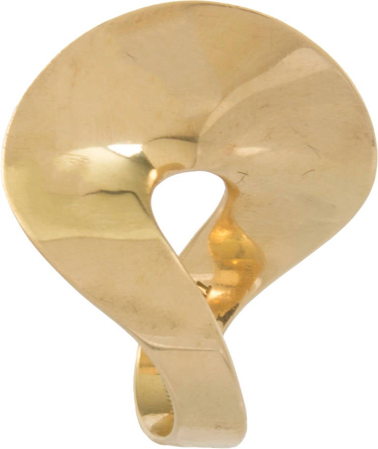 This ring  looks great on the hand and is a size 7 ring,