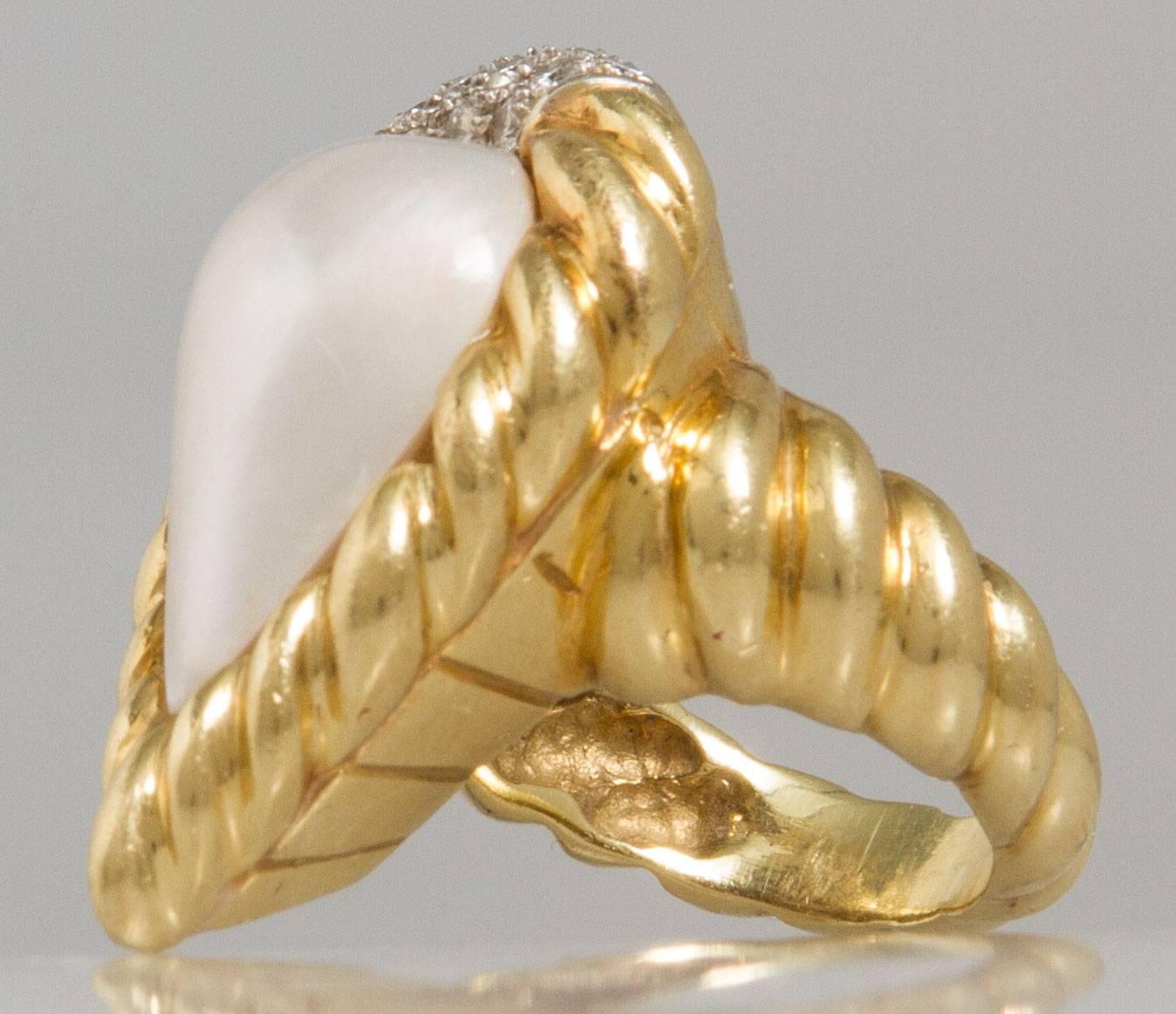 1970s R. Stone Mabe Pearl Diamond Gold Ring In Excellent Condition For Sale In Chicago, IL