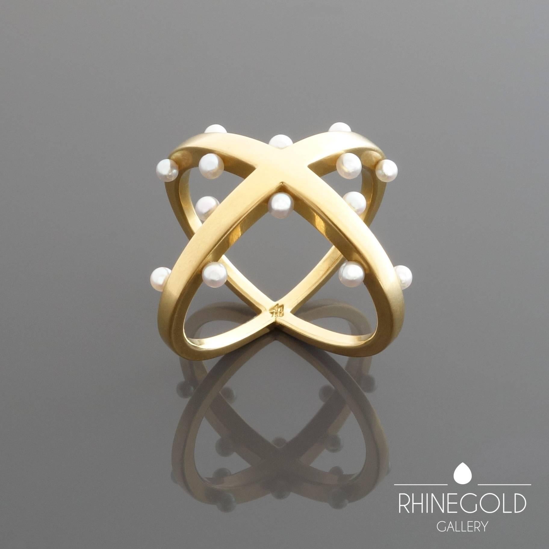 Angela Hubel 'Pearl Mesh' Pearl Gold Modernist Ring In Excellent Condition For Sale In Dusseldorf, NRW