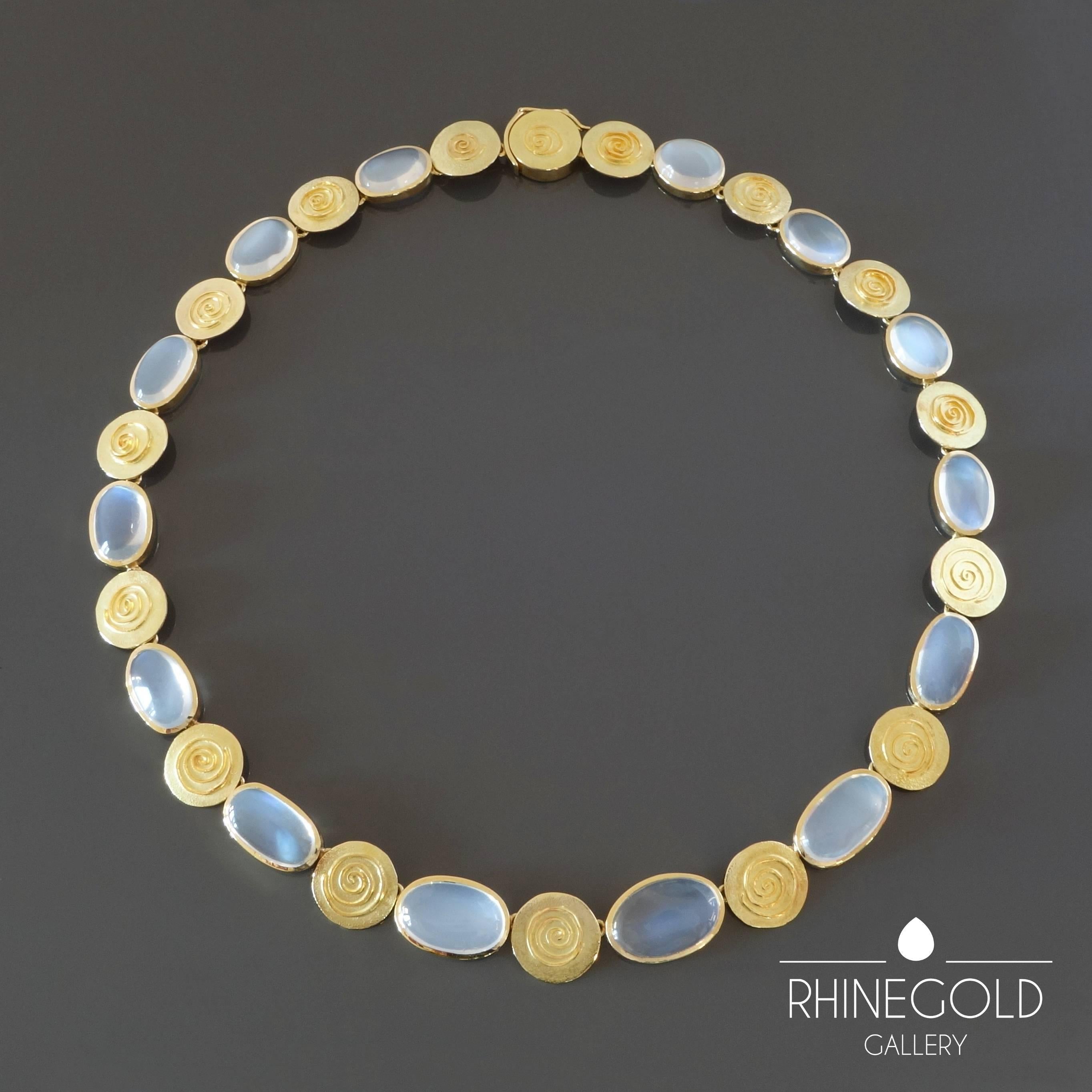 Käthe Ruckenbrod: Modernist Moonstone Gold Necklace
18K gold, moonstone cabochons
L 40.3 cm (approx. 15 7/8"), W 1.2 cm (approx. 1/2")
Weight approx. 46 grams
Marks: maker’s mark ‘K.RU’, gold content mark ‘750’
Germany, 1960s –