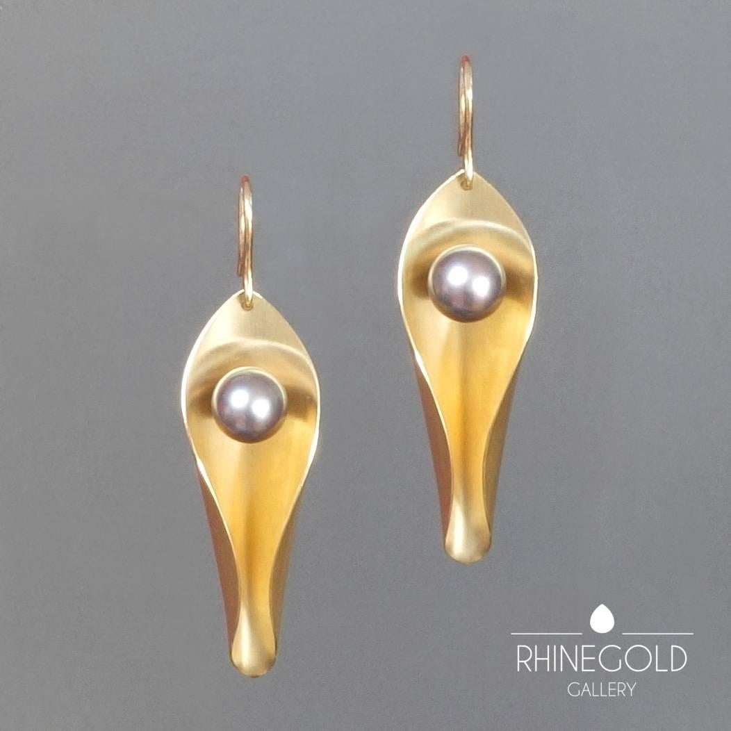 Elegant Pair of Unique Modern Day-to-Night Pearl Gold Earrings In Excellent Condition For Sale In Dusseldorf, NRW