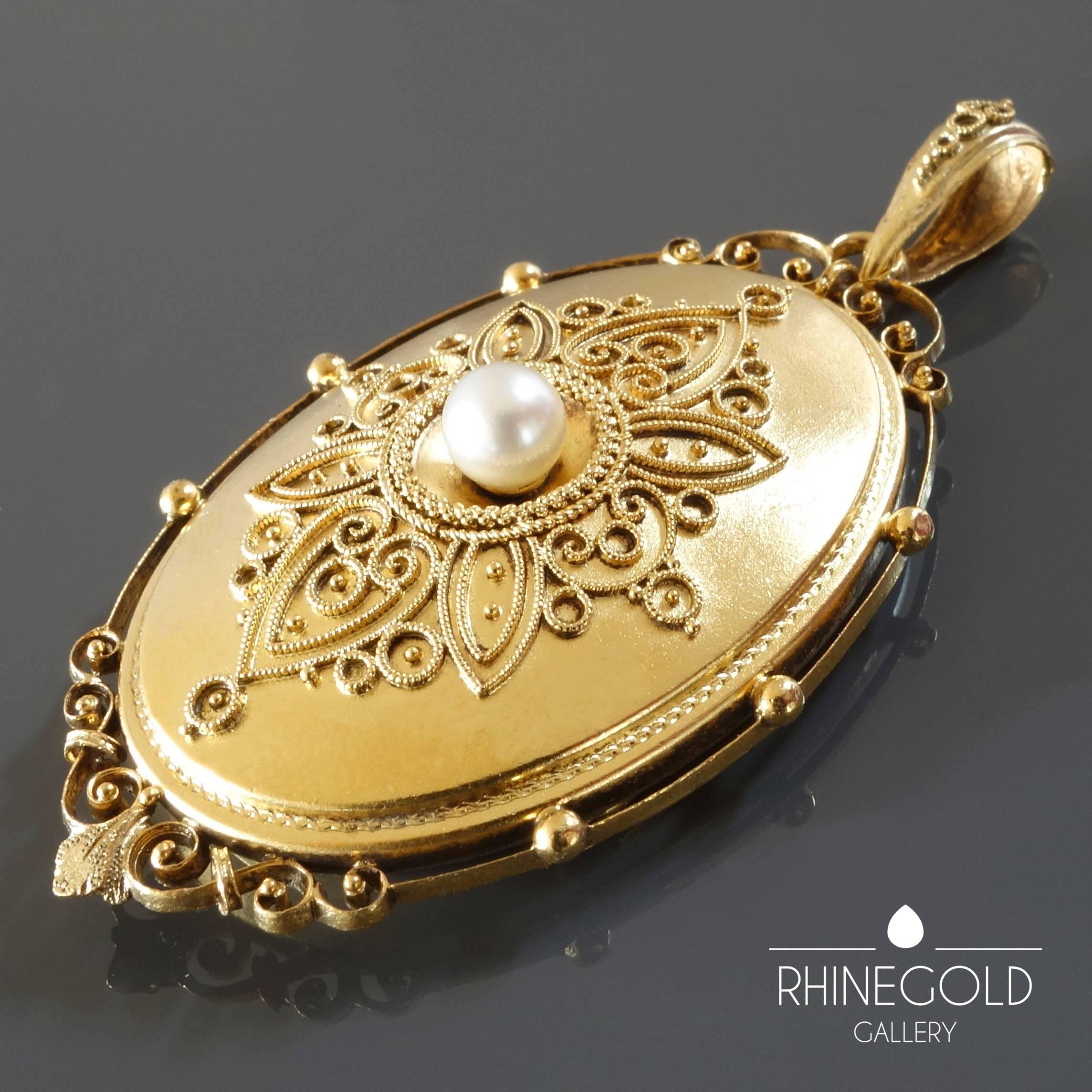Large Antique Victorian Filigree Design Pearl Gold Locket In Excellent Condition For Sale In Dusseldorf, NRW